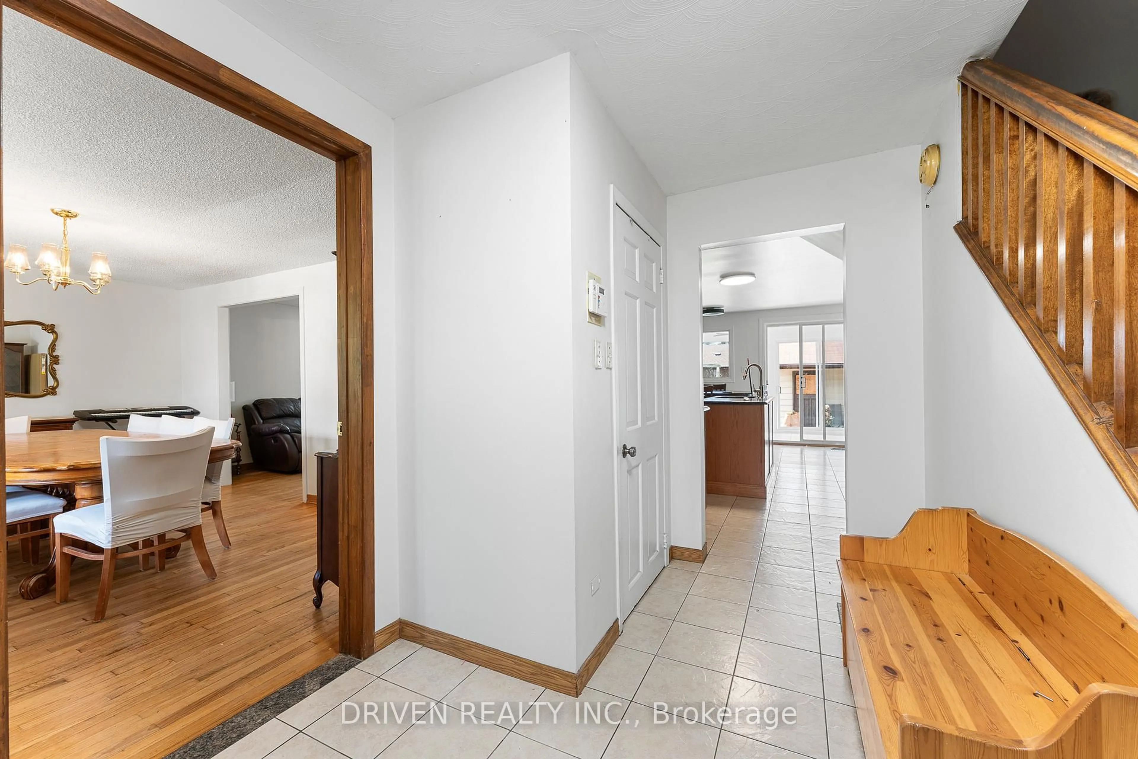 Indoor entryway for 876 Pinecrest Rd, Ottawa Ontario K2B 6B2