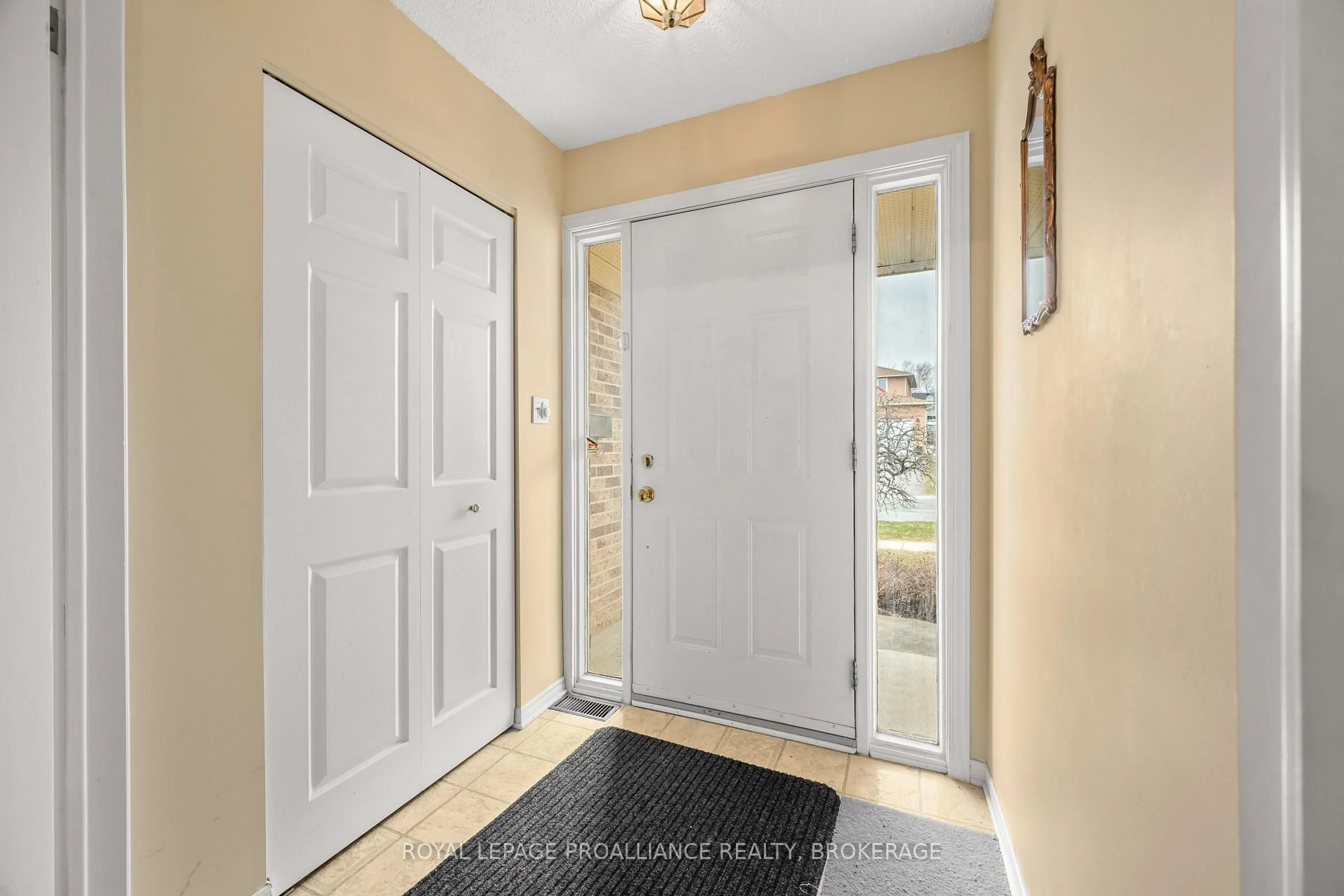 Indoor entryway for 901 Mona Dr, Kingston Ontario K7P 1S3