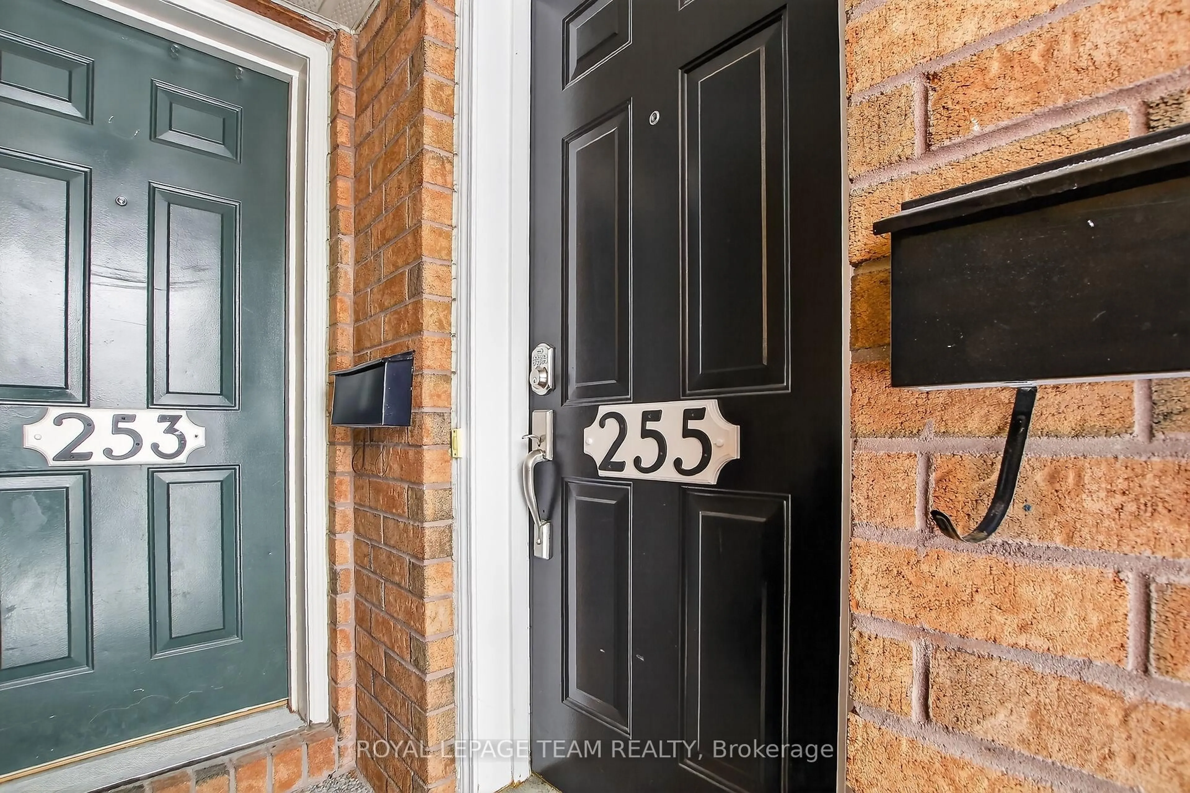 Indoor entryway for 255 Deercroft Ave, Ottawa Ontario K2J 5J9