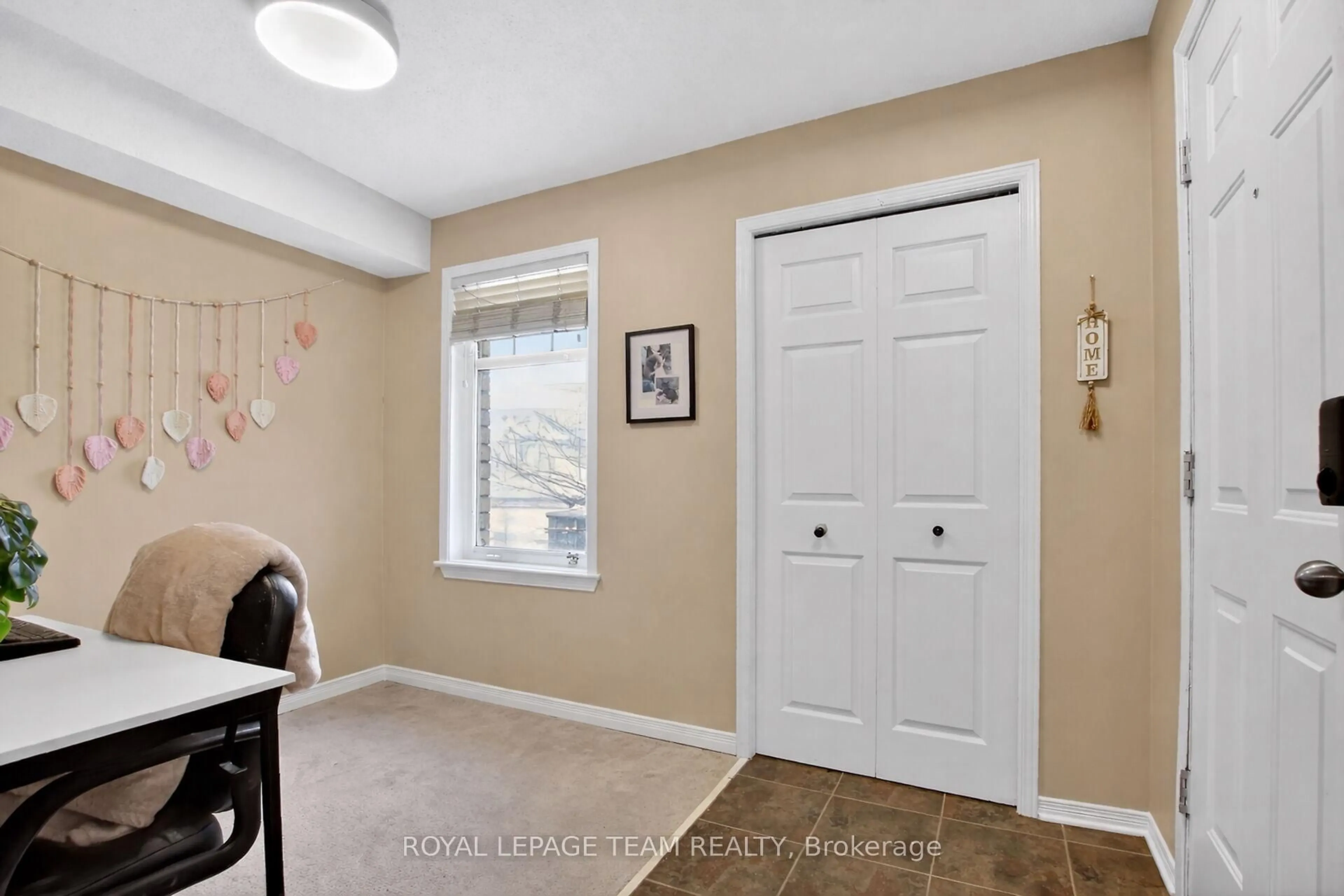 Indoor entryway for 255 Deercroft Ave, Ottawa Ontario K2J 5J9