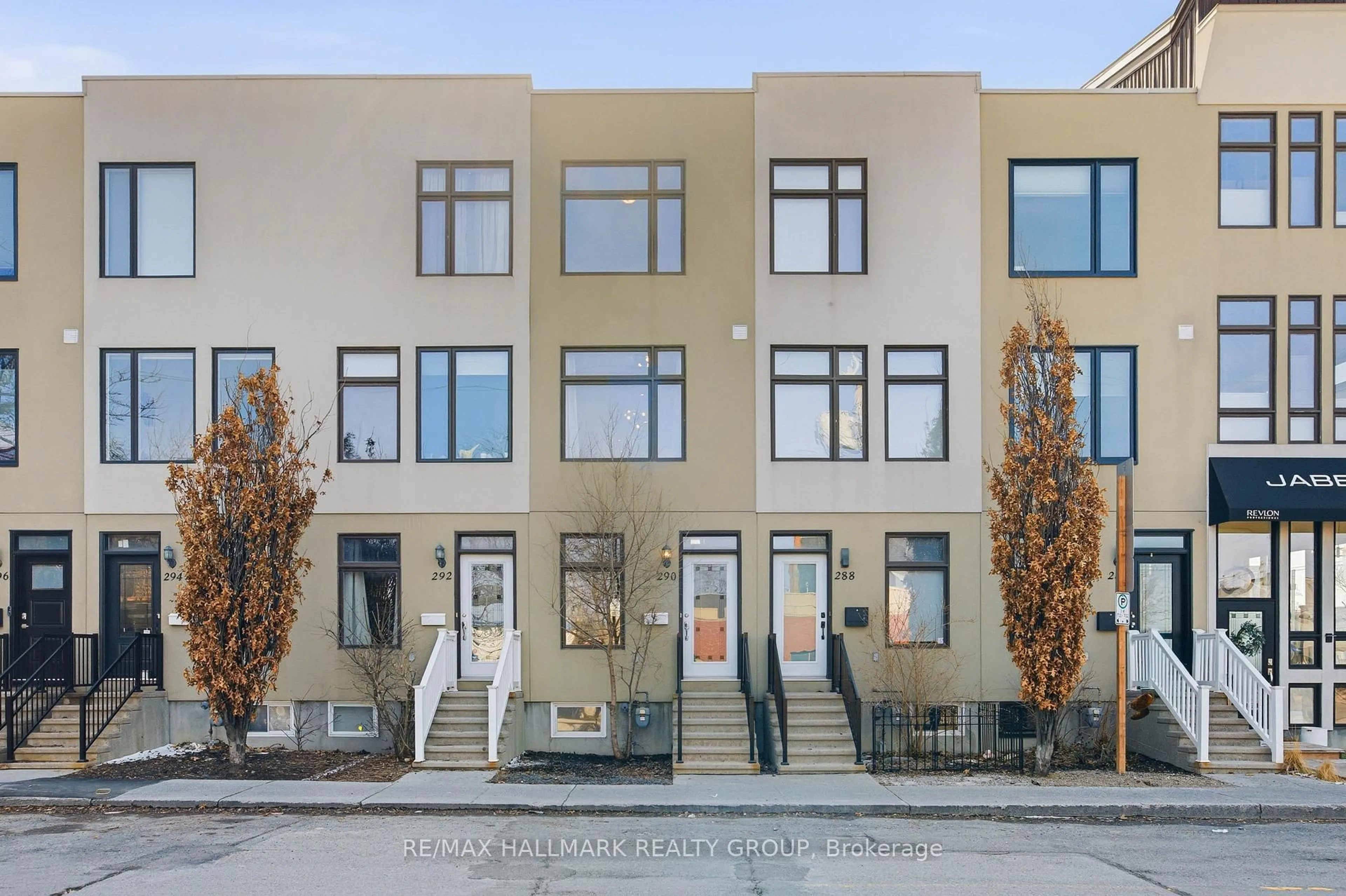 Unknown for 290 Cambridge St, Ottawa Ontario K1R 0B4