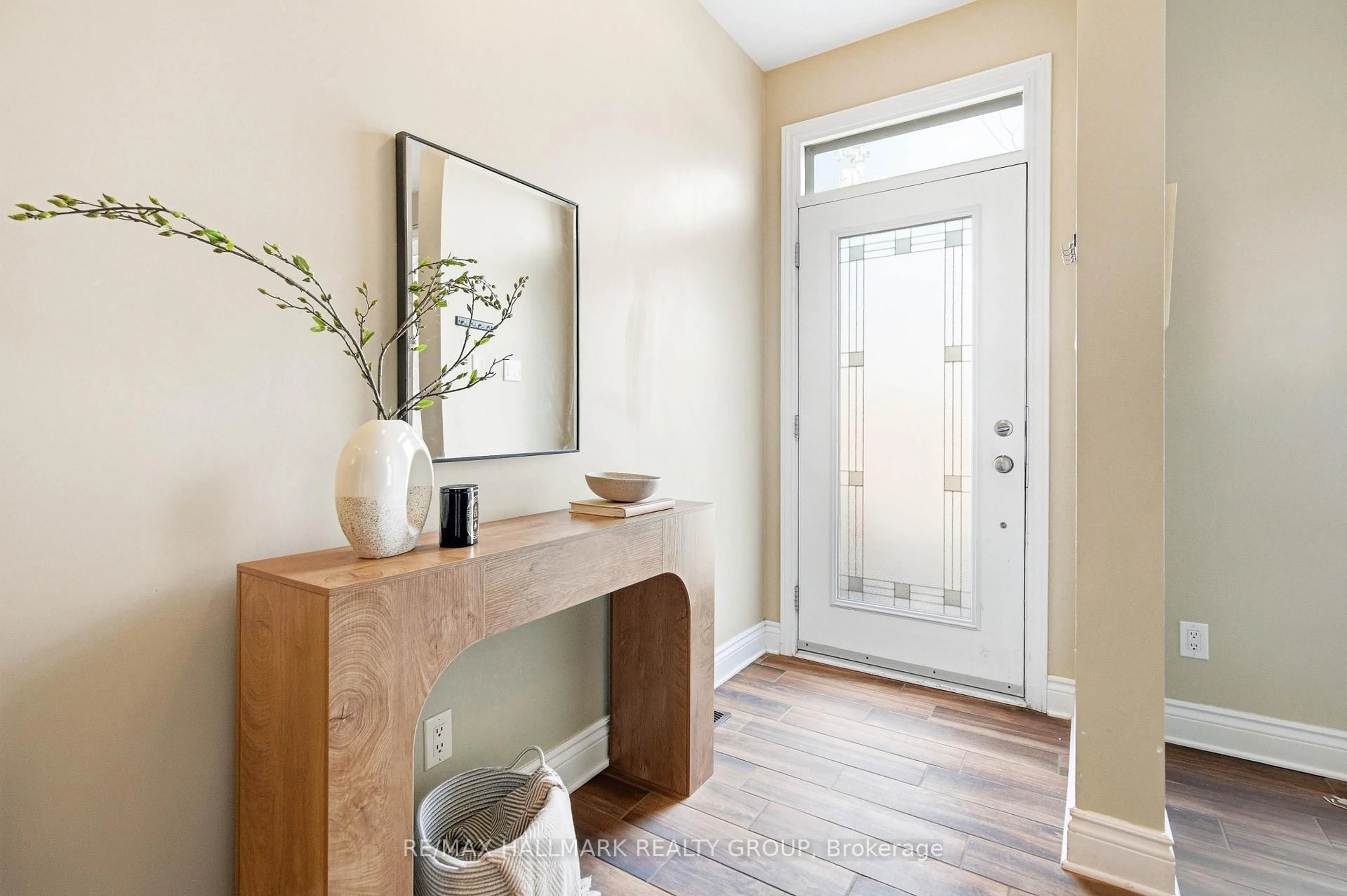 Indoor entryway for 290 Cambridge St, Ottawa Ontario K1R 0B4