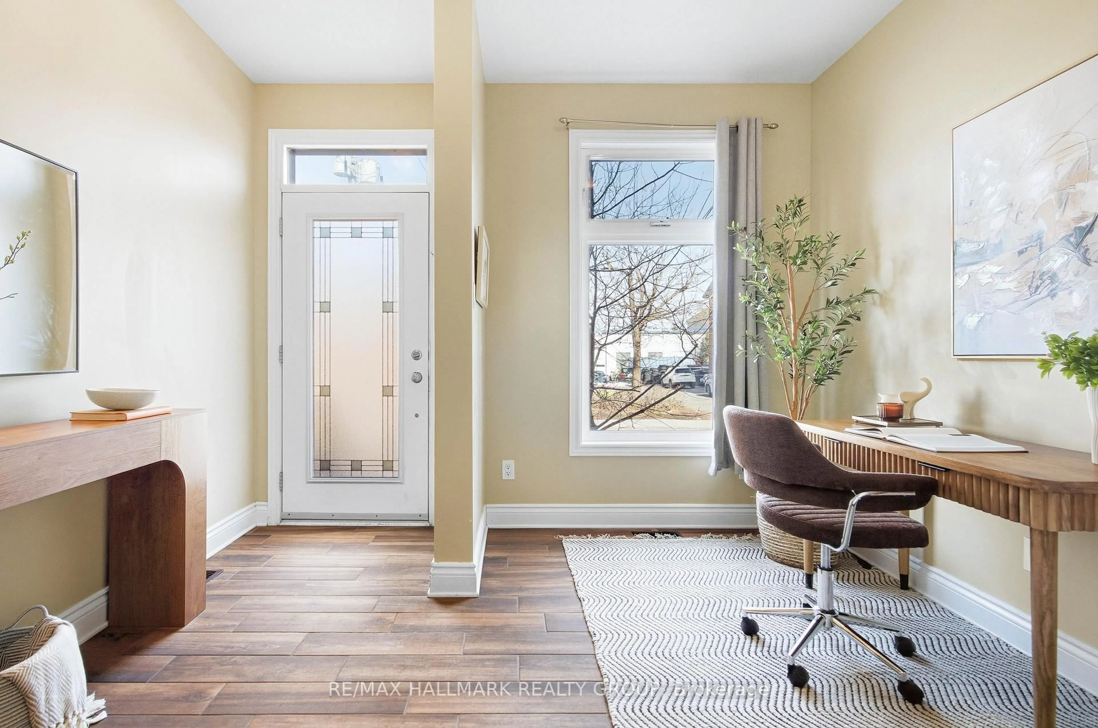 Indoor entryway for 290 Cambridge St, Ottawa Ontario K1R 0B4