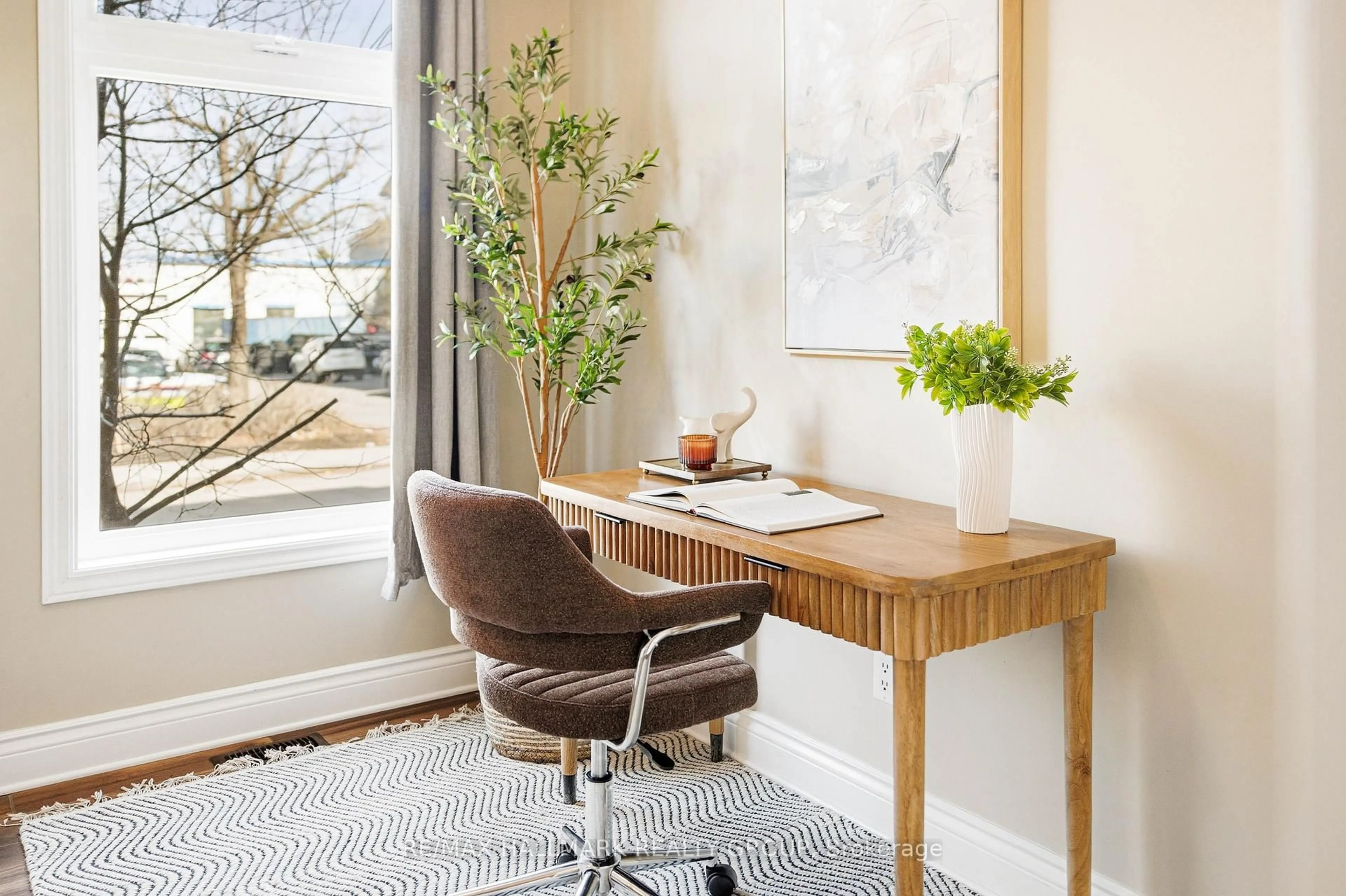 Indoor entryway for 290 Cambridge St, Ottawa Ontario K1R 0B4