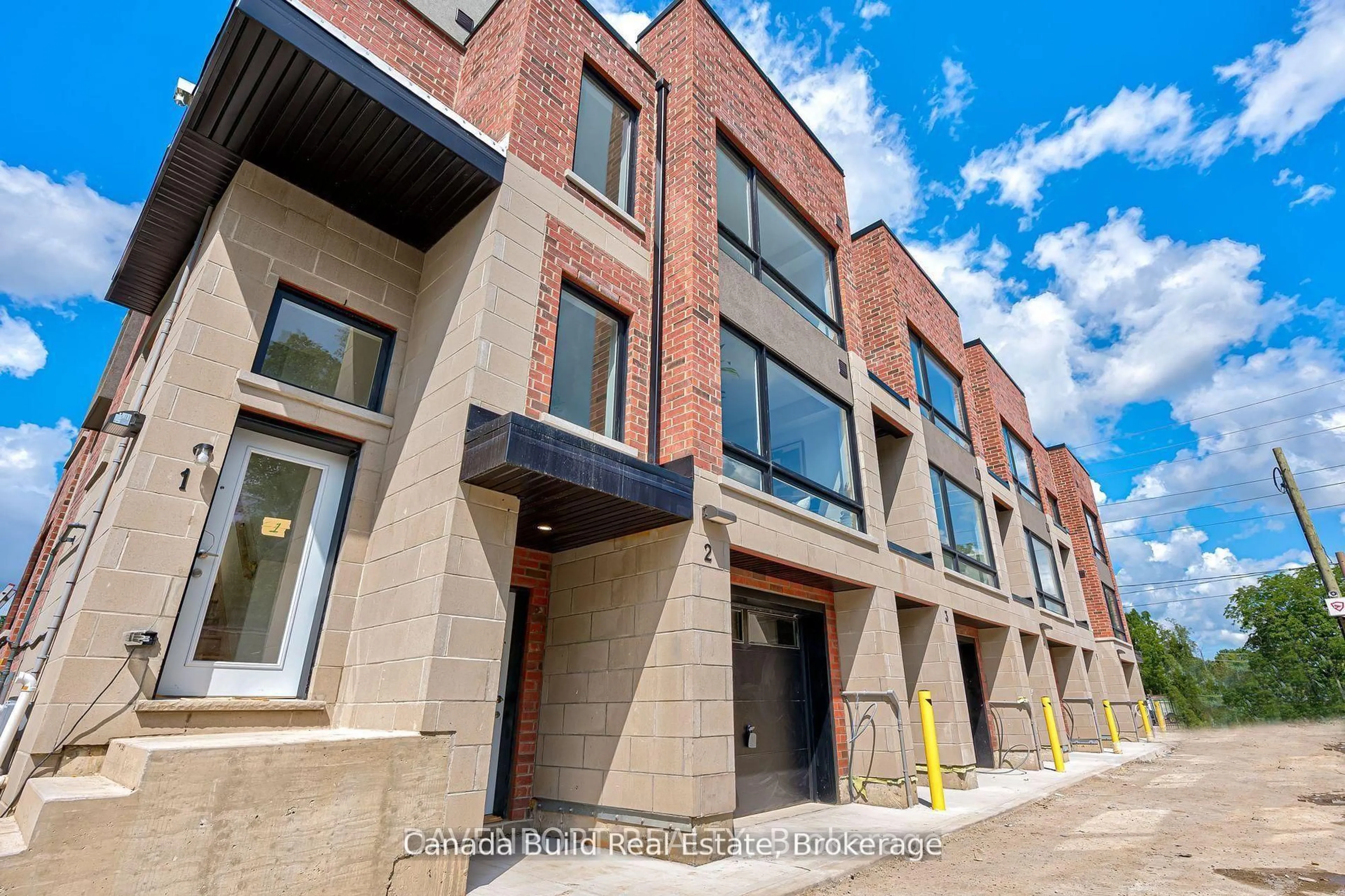Home with brick exterior material, building for 183 Victoria St #2, Kitchener Ontario N2H 5C5