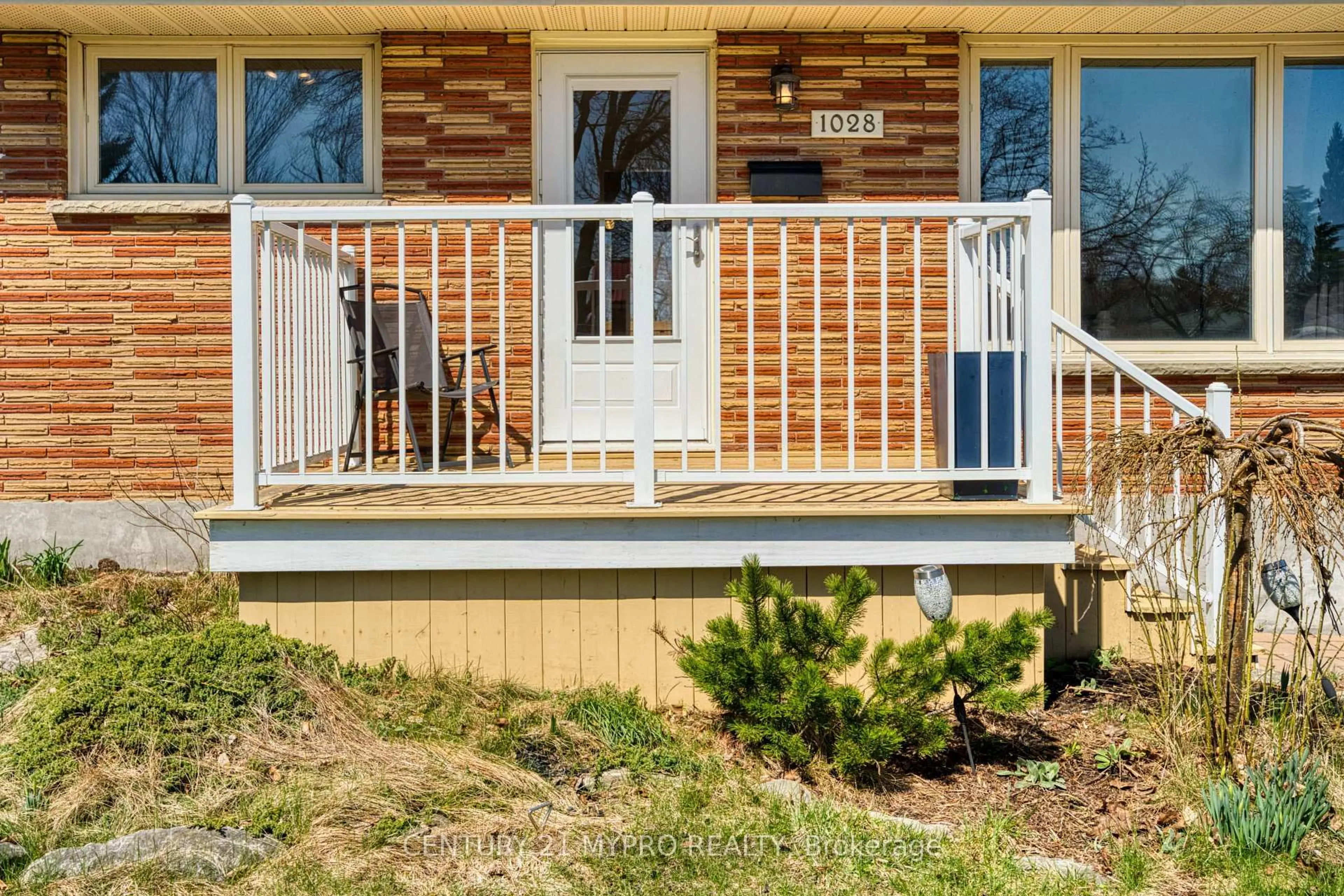 Home with vinyl exterior material, unknown for 1028 Eagle Dr, London South Ontario N5Z 3H5