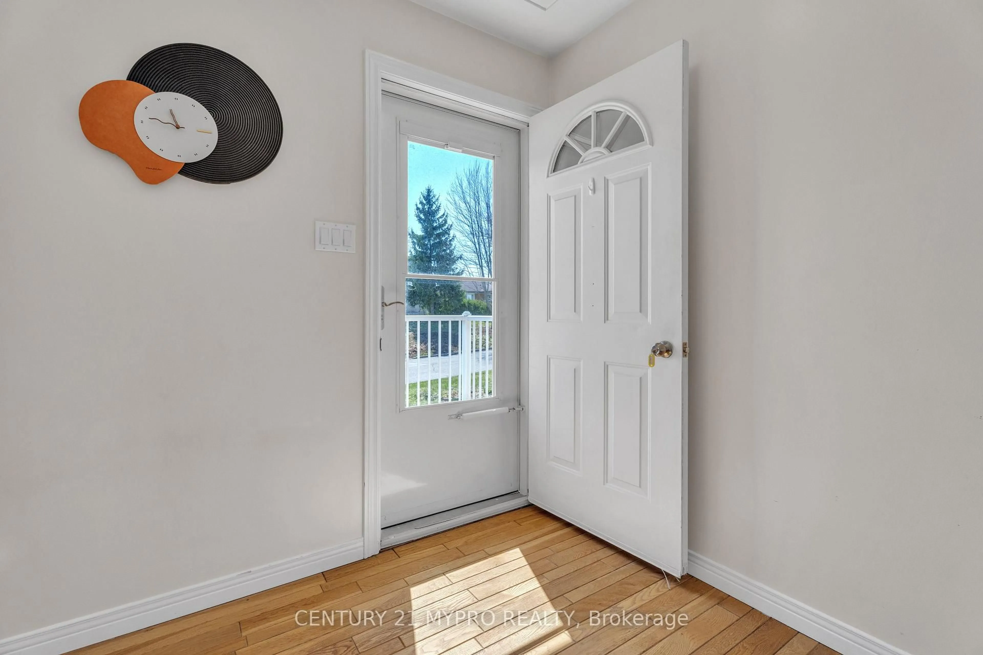 Indoor entryway for 1028 Eagle Dr, London South Ontario N5Z 3H5