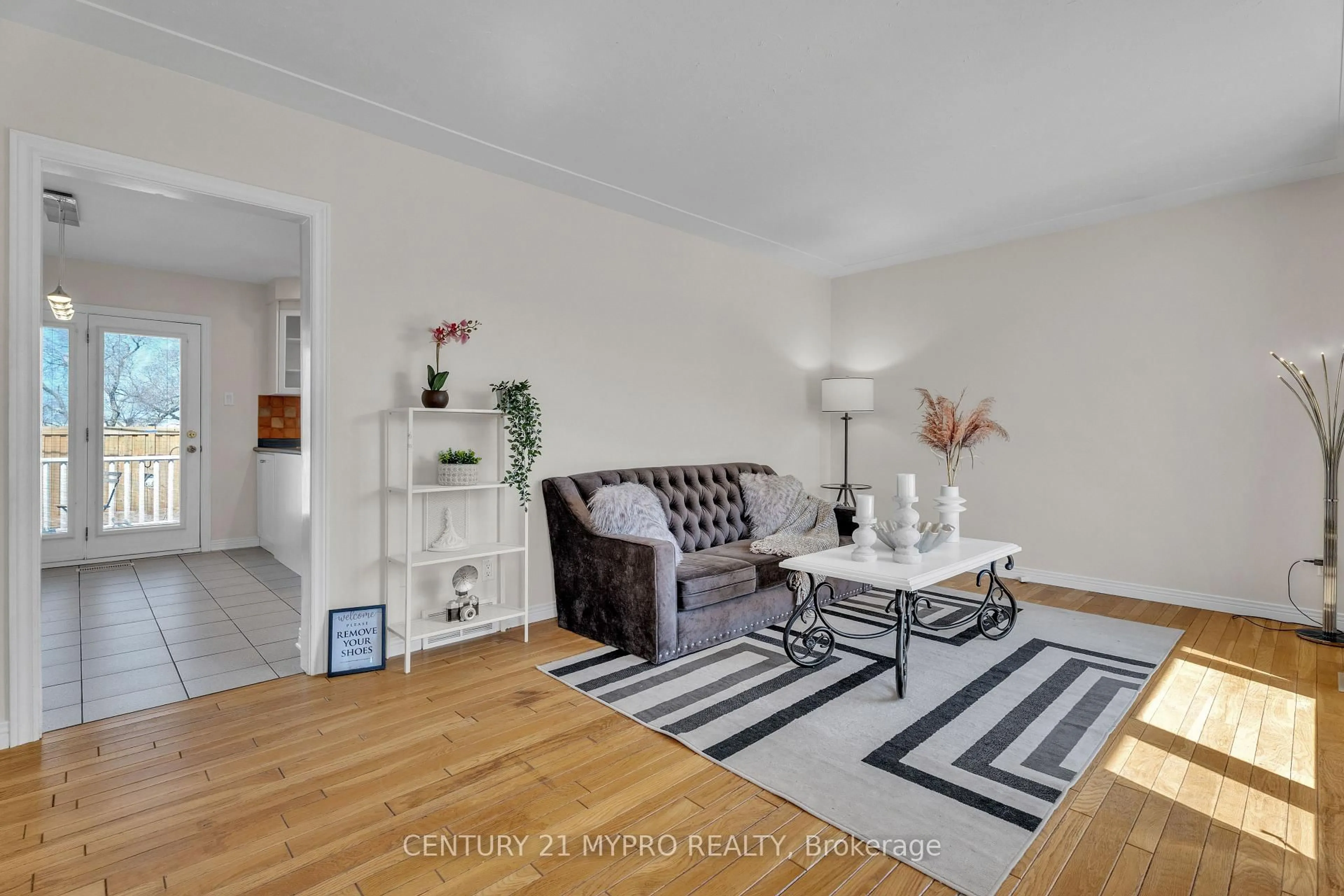 Living room with furniture, unknown for 1028 Eagle Dr, London South Ontario N5Z 3H5