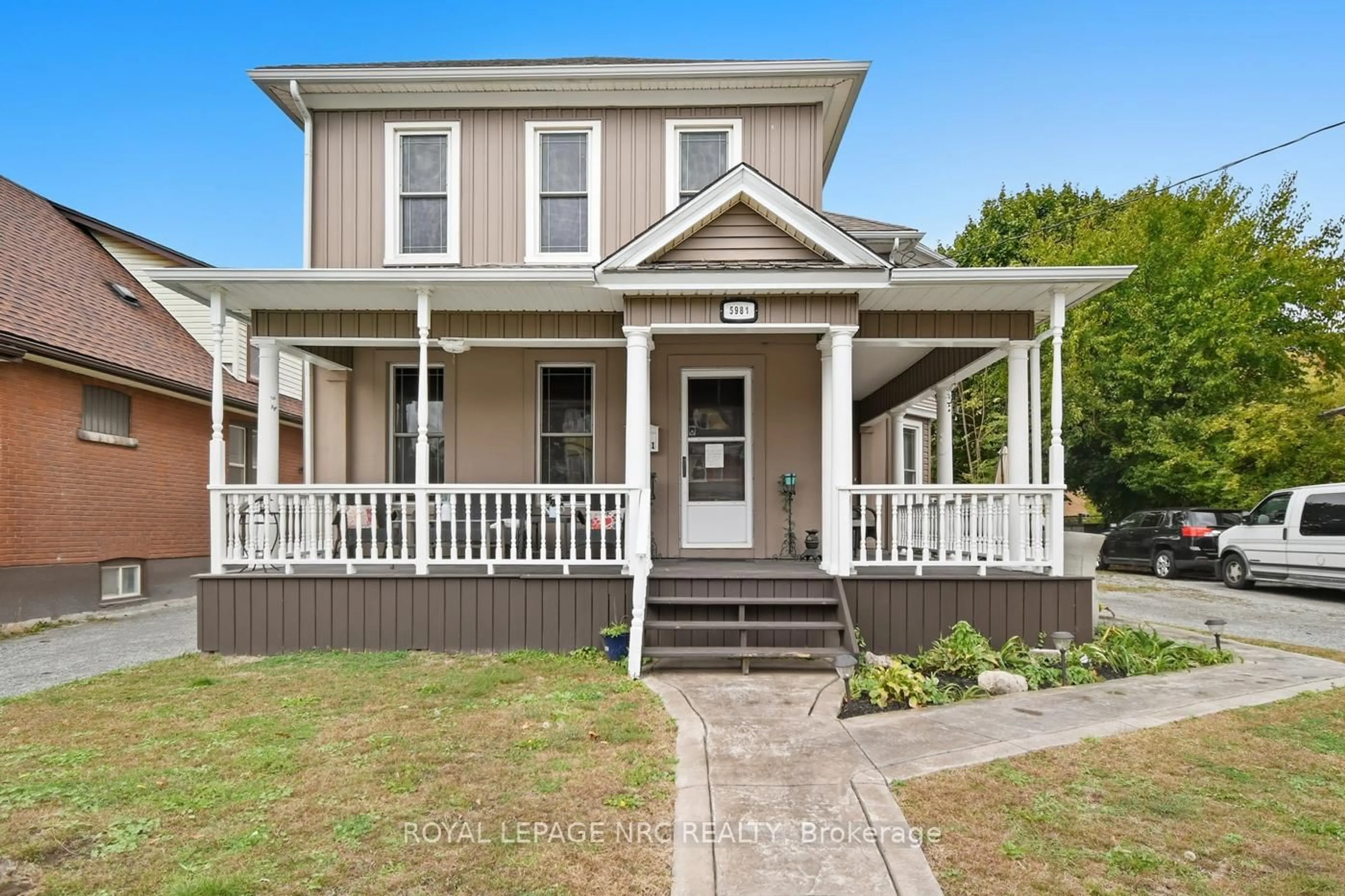 Home with vinyl exterior material, street for 5981 Culp St, Niagara Falls Ontario L2G 2B6