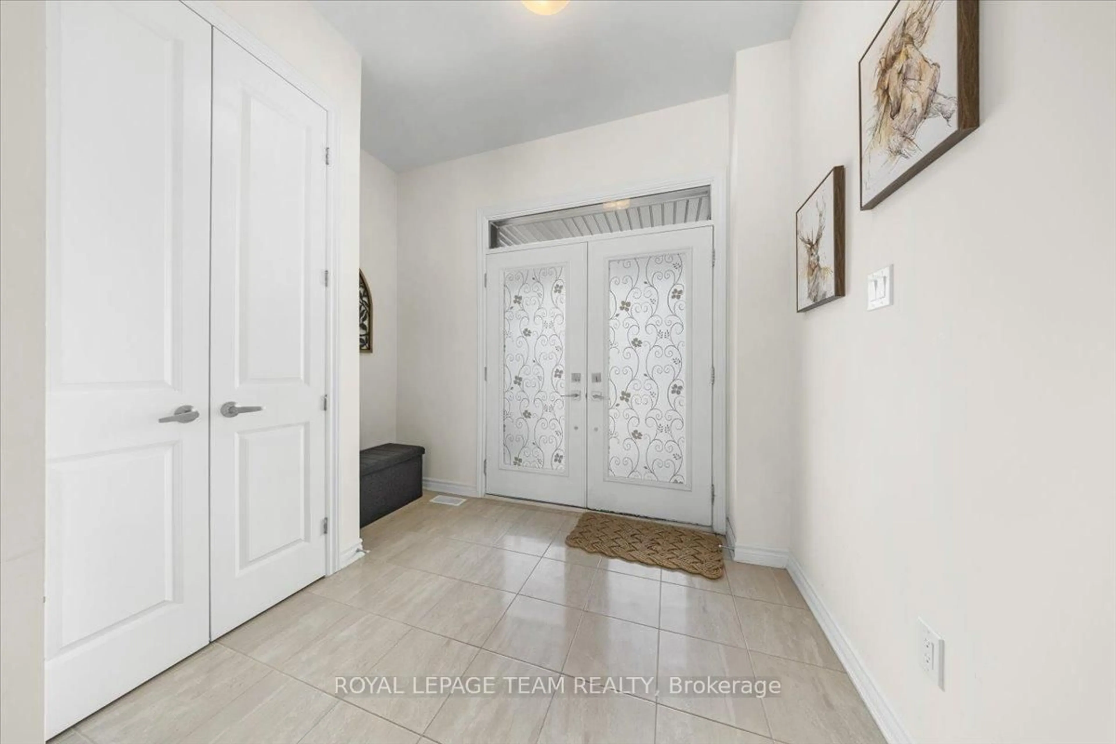 Indoor entryway for 290 Turnbuckle Cres, Ottawa Ontario K2J 7B7