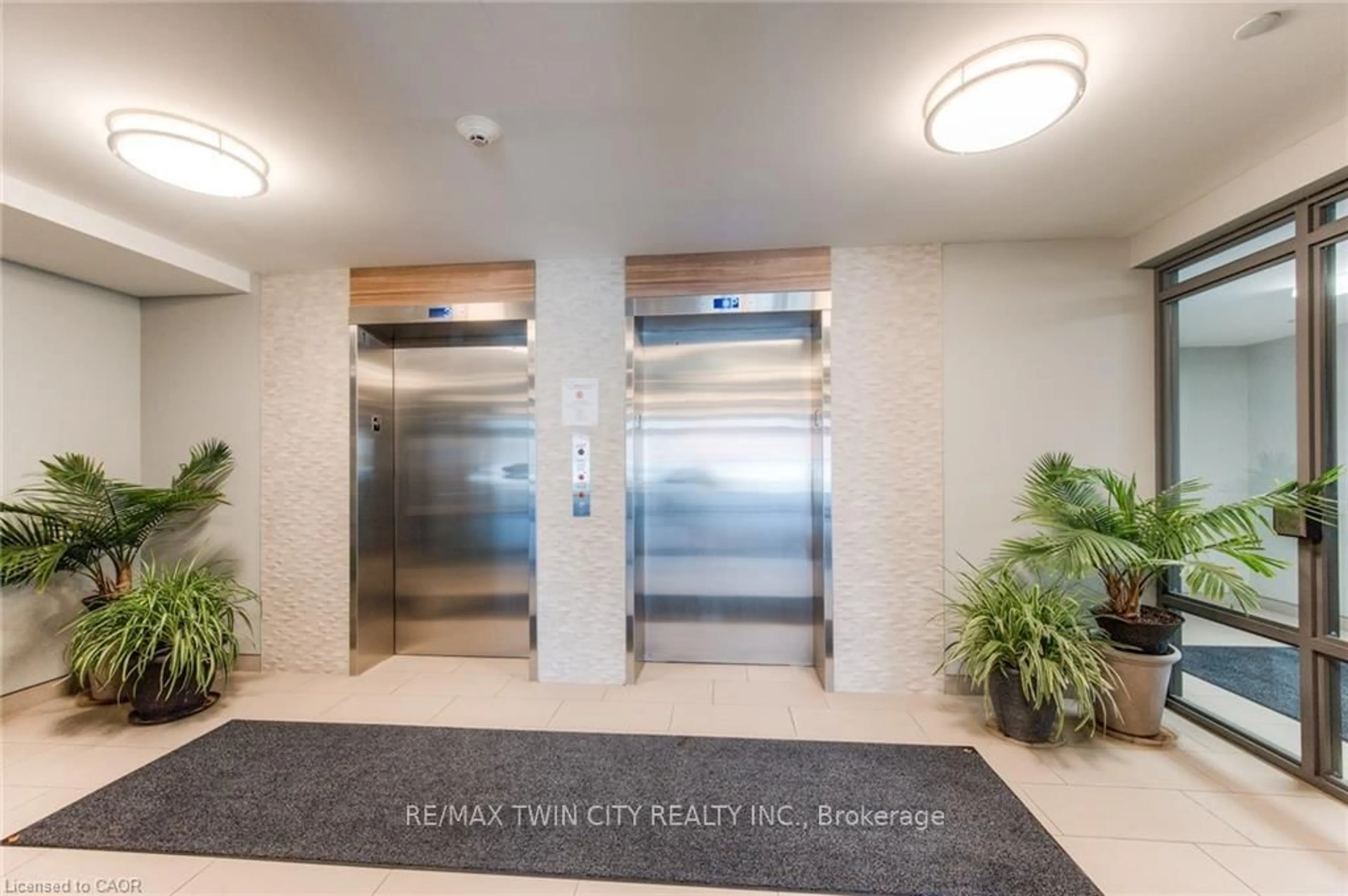 Indoor foyer for 399 QUEEN St #317, Kitchener Ontario N2G 0C4