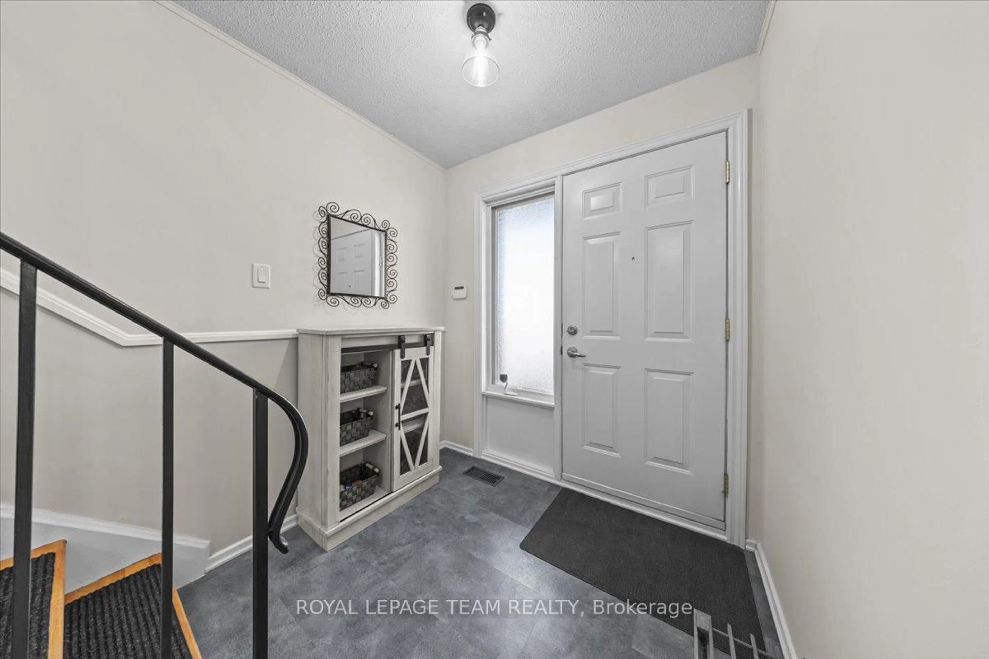 Indoor entryway for 3310 Southgate Rd #221, Ottawa Ontario K1V 8X4