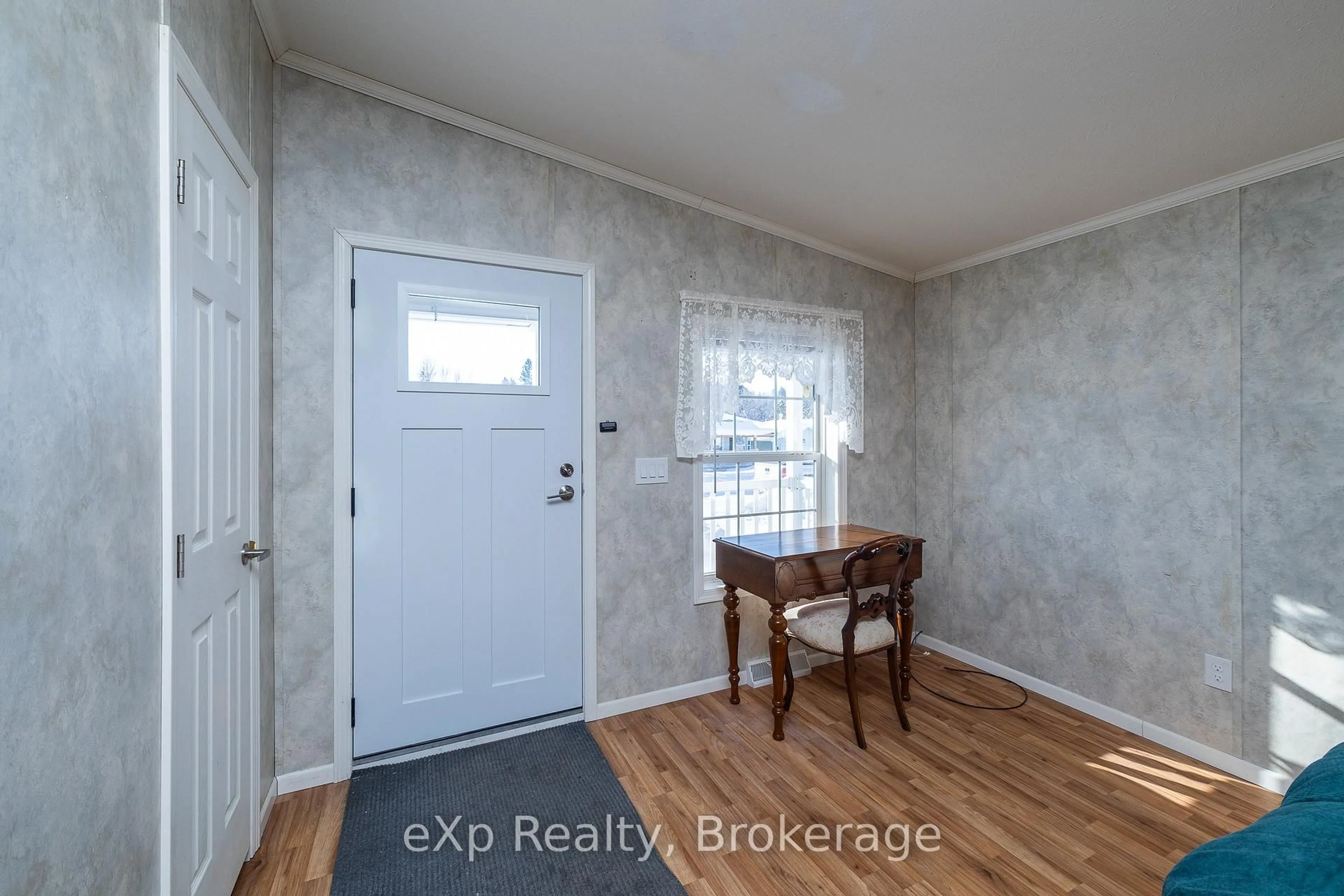 Indoor entryway for 110 Rosewood Dr, Georgian Bluffs Ontario N4K 5N5