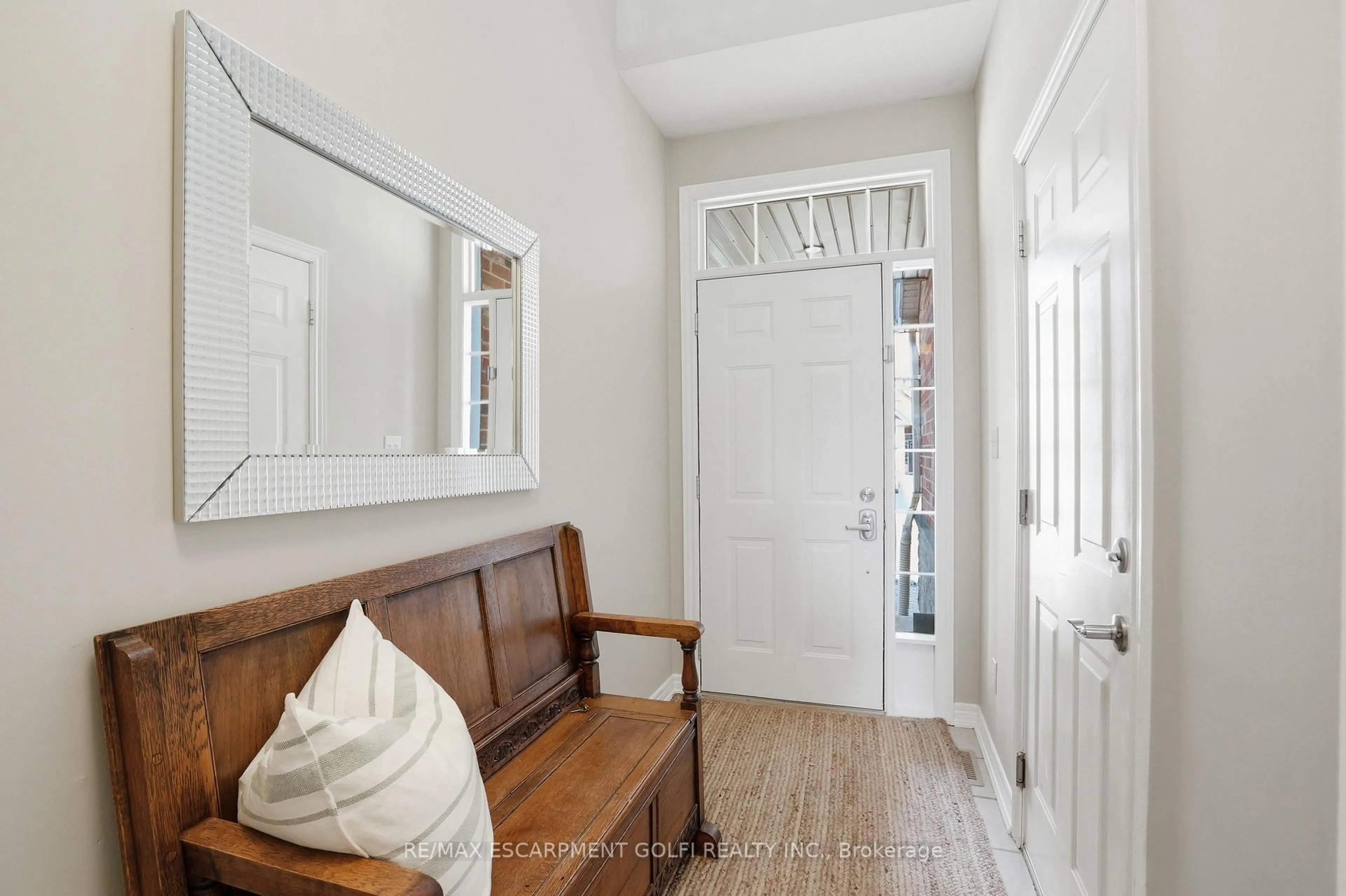 Indoor entryway for 52 Sunnycroft Crt, Hamilton Ontario L8B 0L3