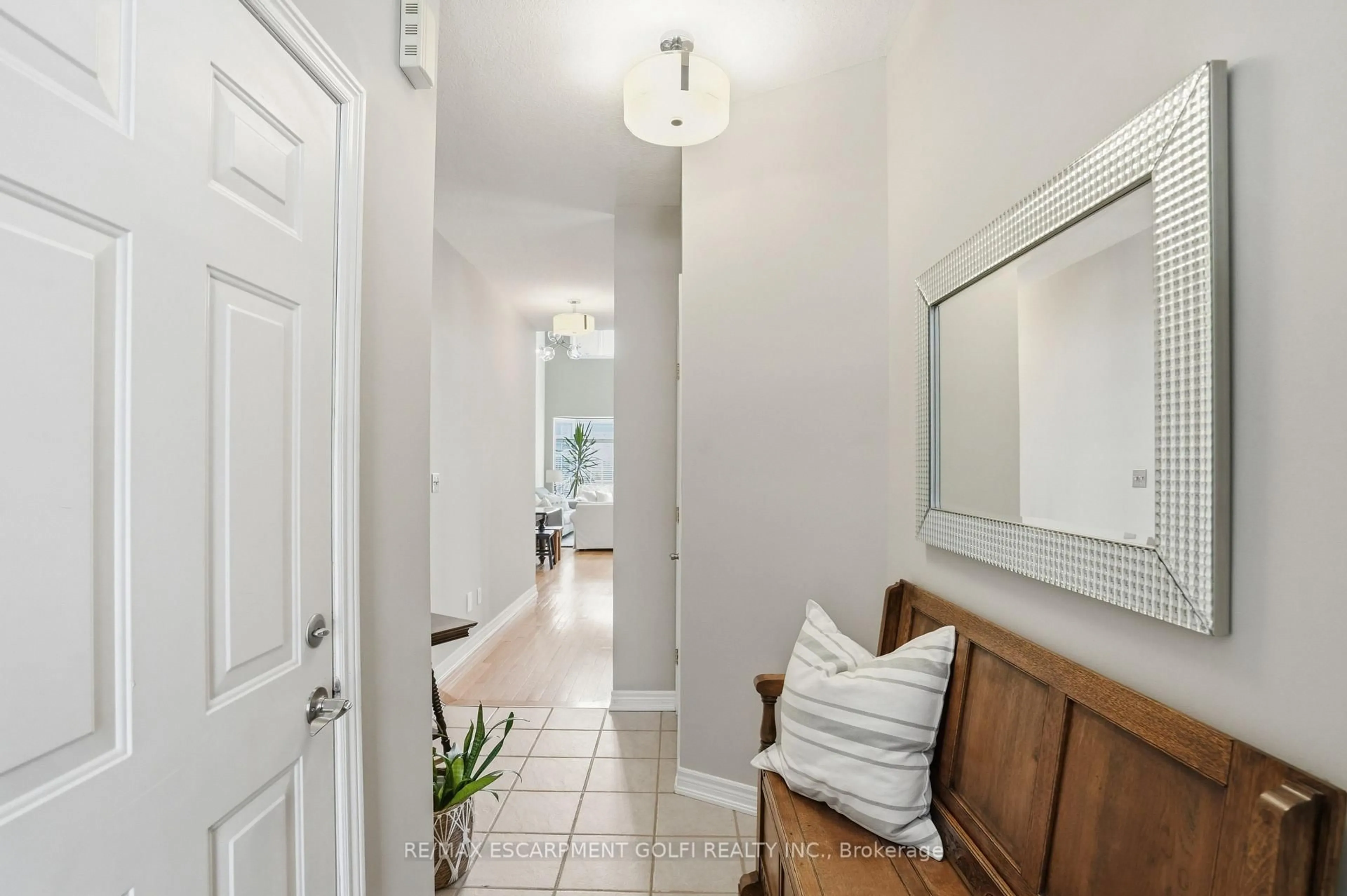 Indoor entryway for 52 Sunnycroft Crt, Hamilton Ontario L8B 0L3
