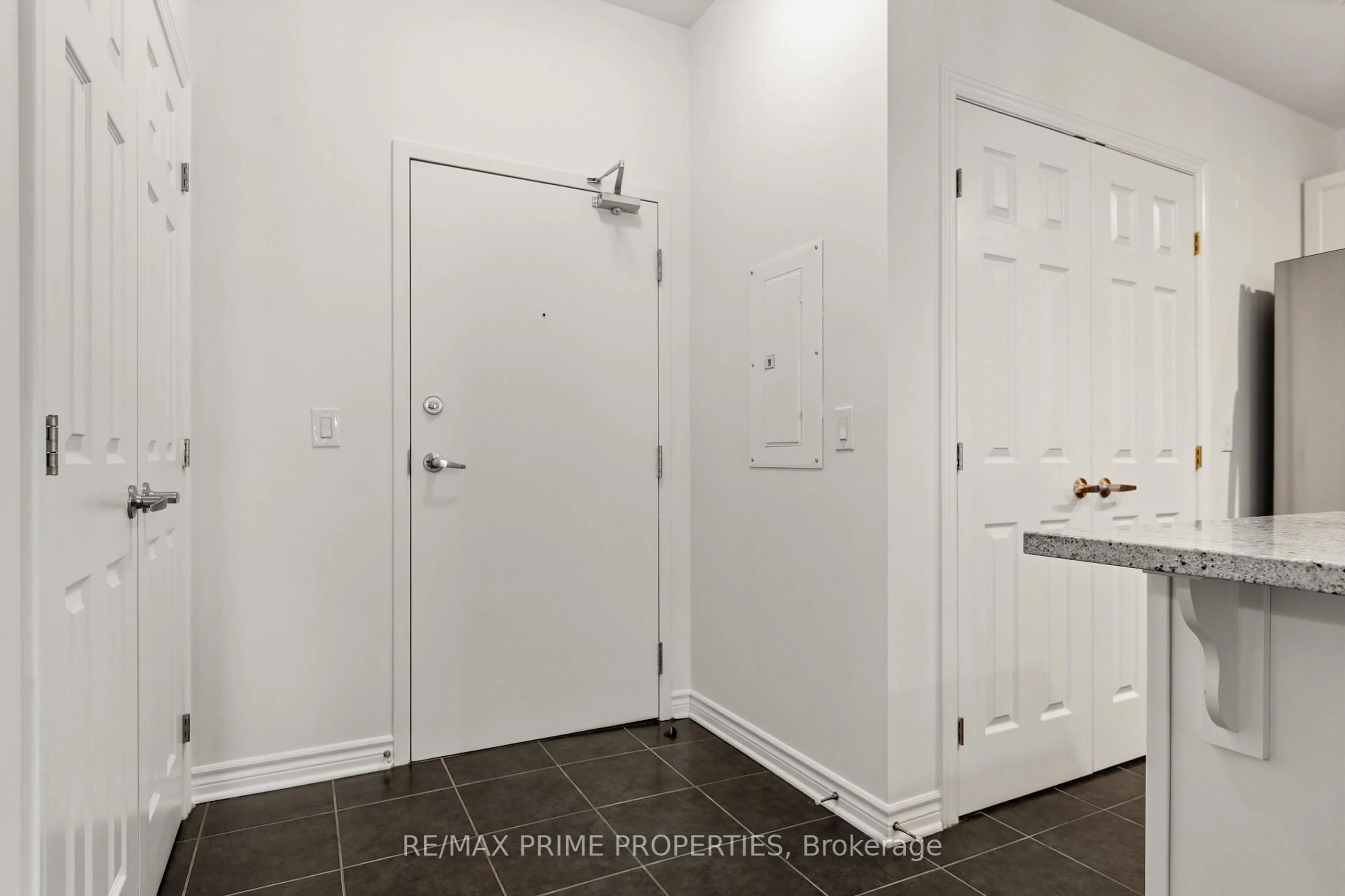 Indoor entryway for 1201 OHIO St #202, Ottawa Ontario K1H 0A1