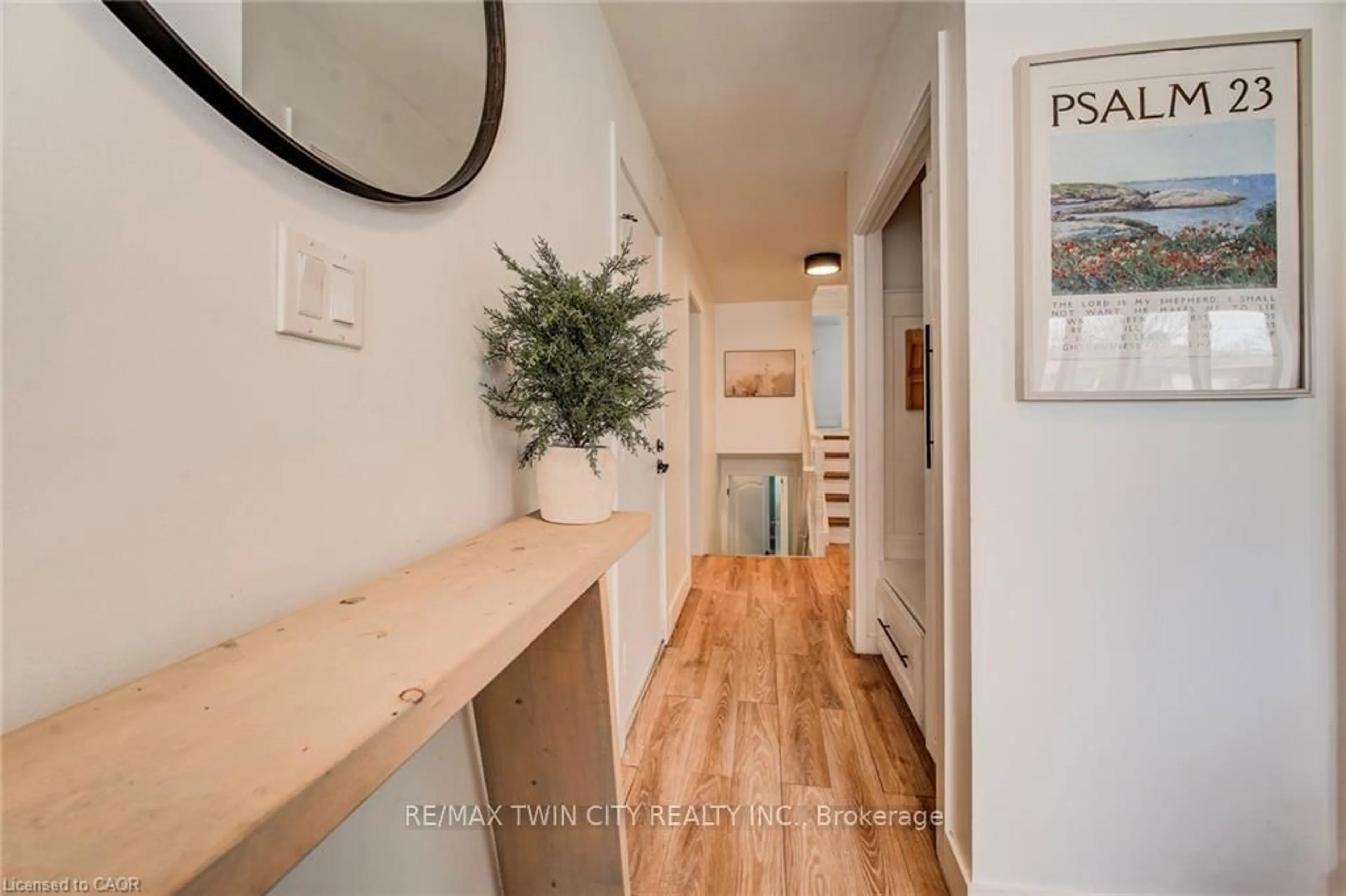 Indoor entryway for 43 SOUTHVIEW Cres, Cambridge Ontario N1P 1A3