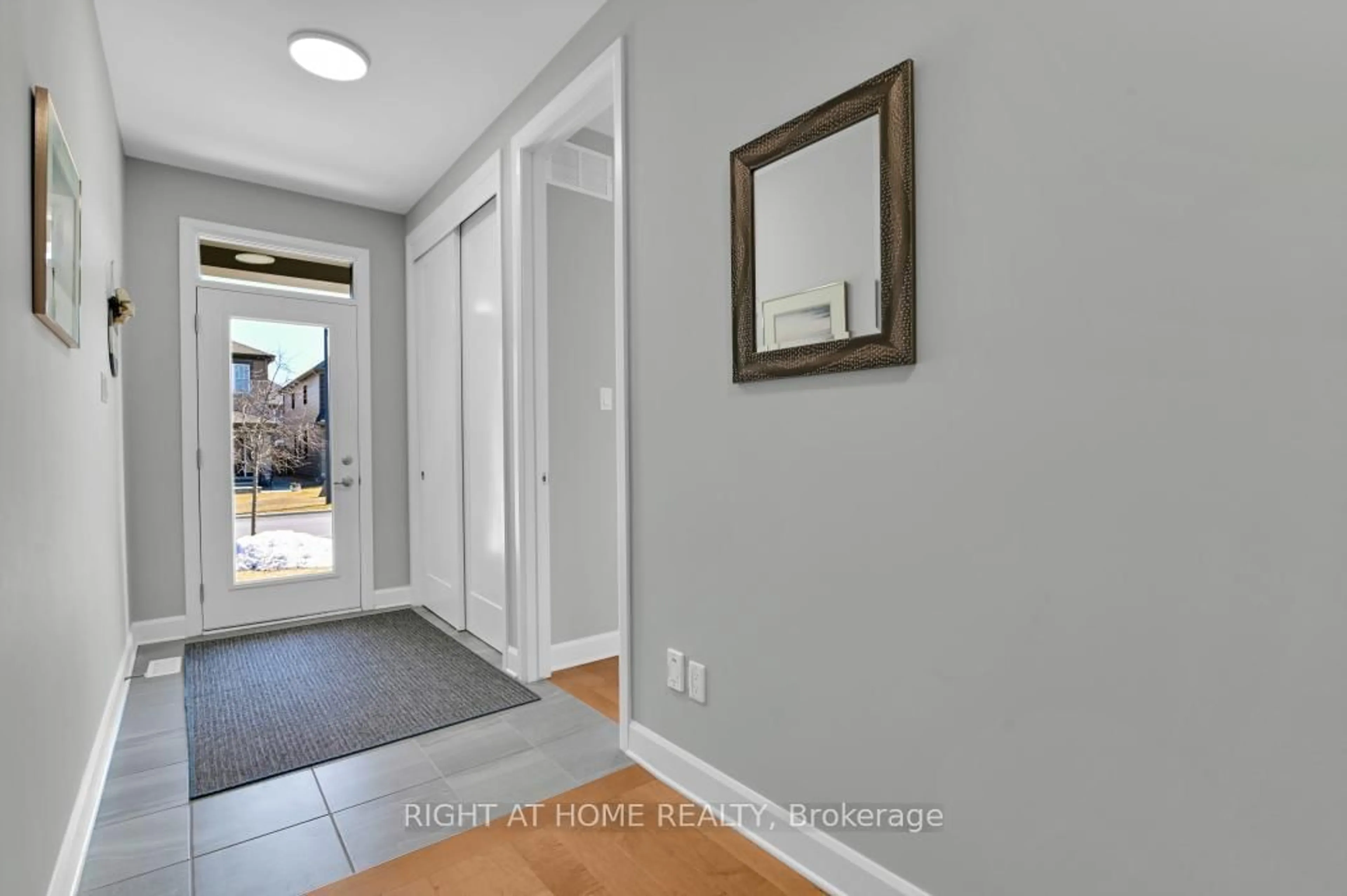 Indoor entryway for 26 Stickleback Way, Ottawa Ontario K4A 1K9