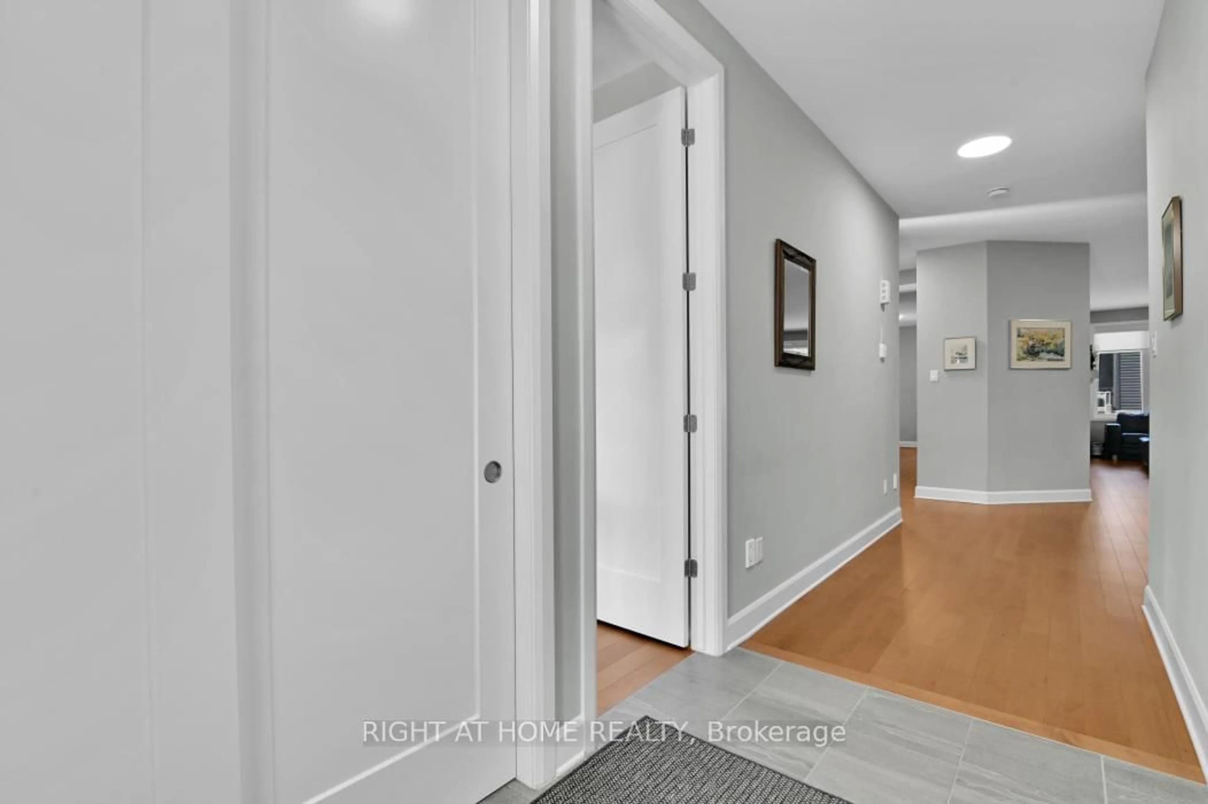 Indoor entryway for 26 Stickleback Way, Ottawa Ontario K4A 1K9