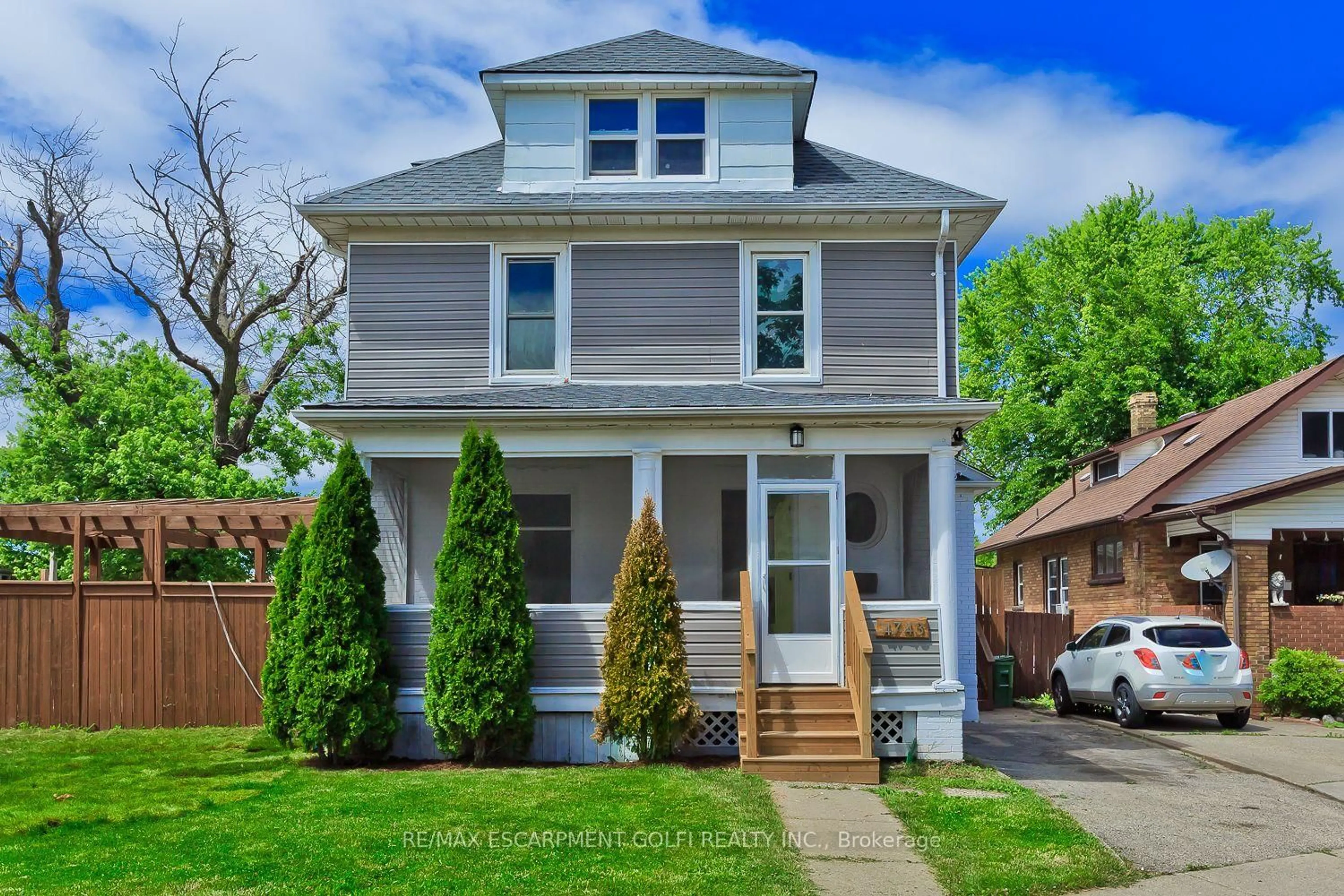 Home with vinyl exterior material, street for 4743 Ryerson Cres, Niagara Falls Ontario L2E 1E6