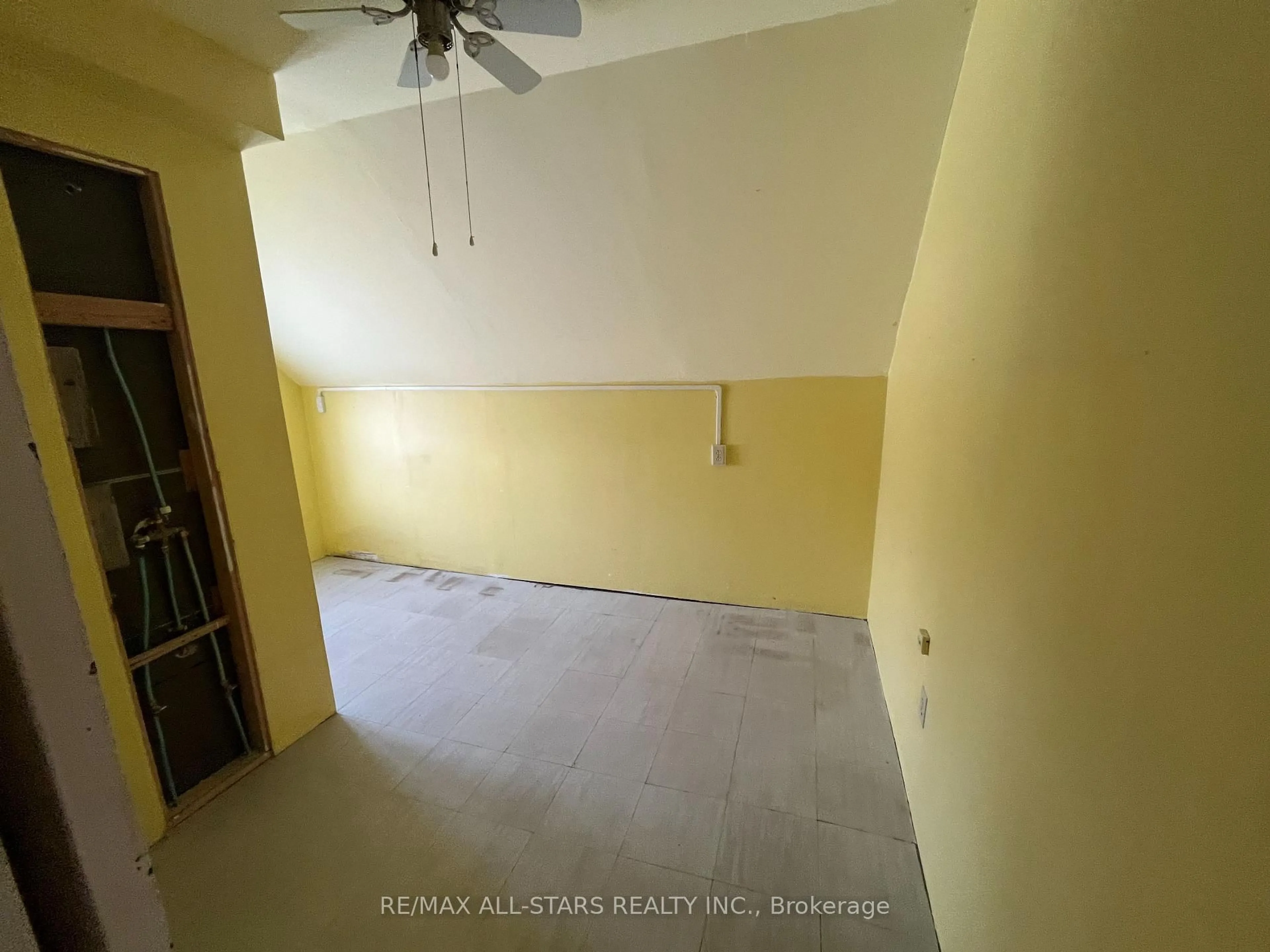 A pic of a room for 138 Antrim St, Peterborough Ontario K9H 3G3