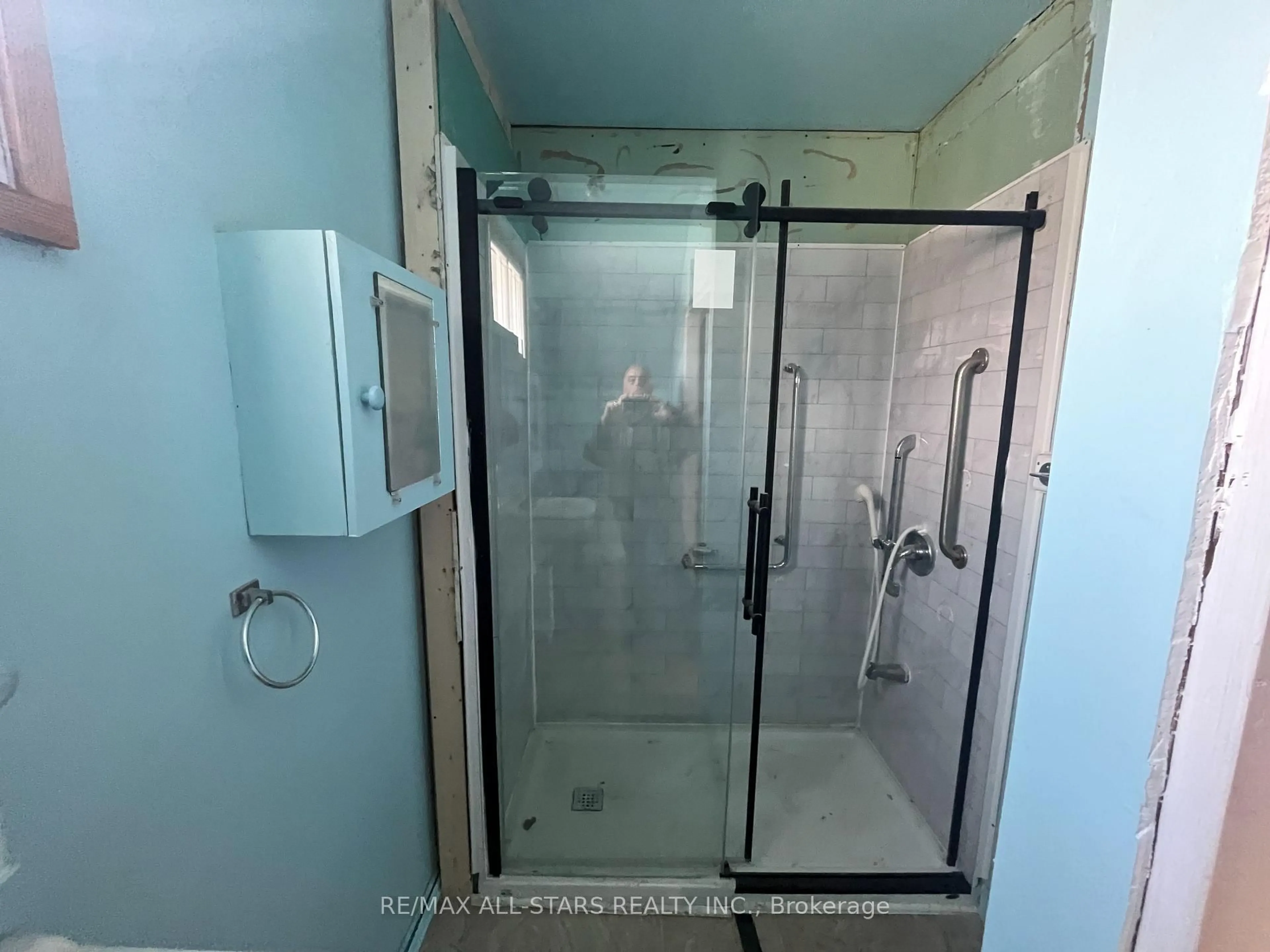 Standard bathroom, ceramic/tile floor for 138 Antrim St, Peterborough Ontario K9H 3G3