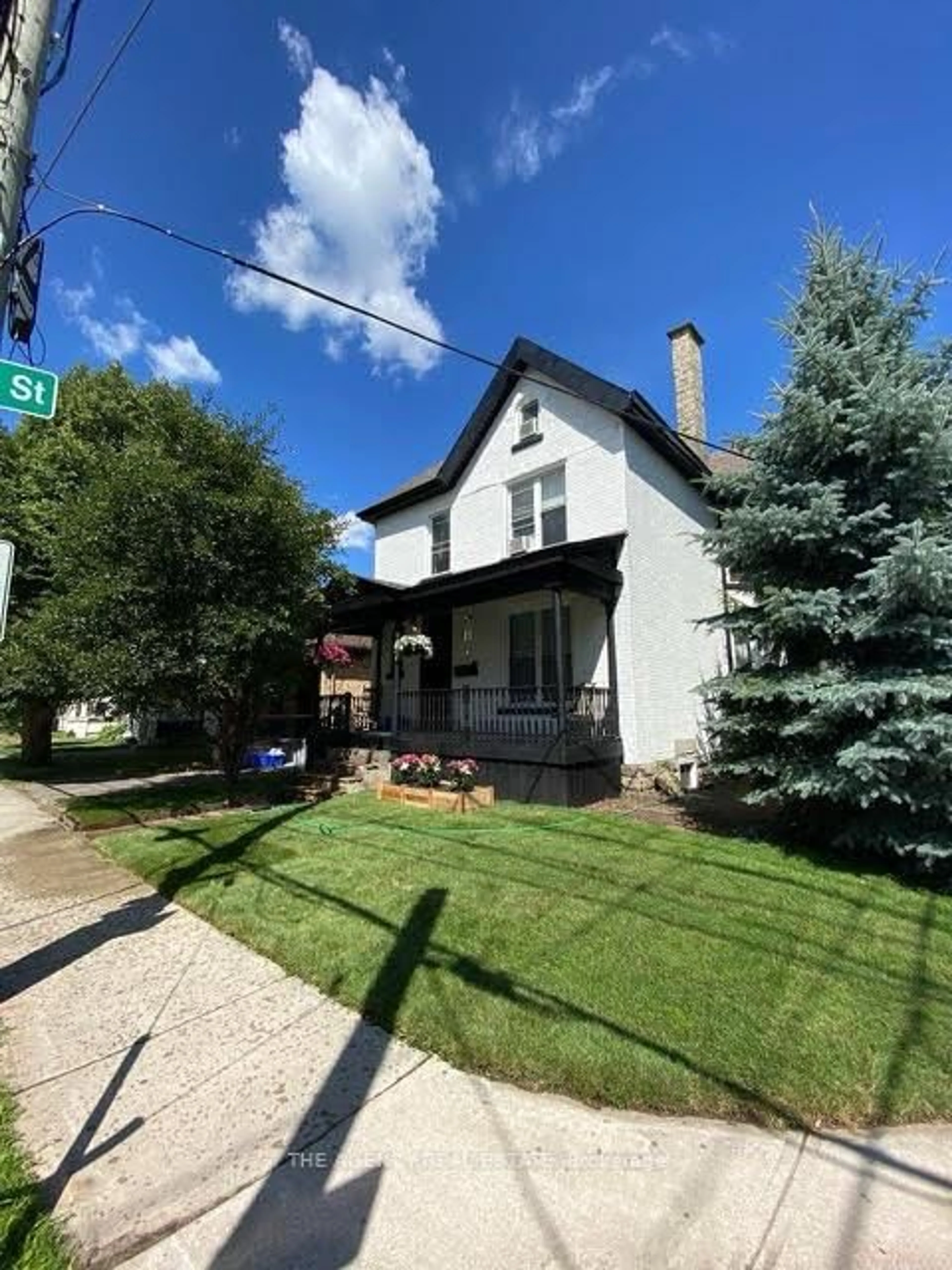 Unknown for 870 Queens Ave, London East Ontario N5W 3H6