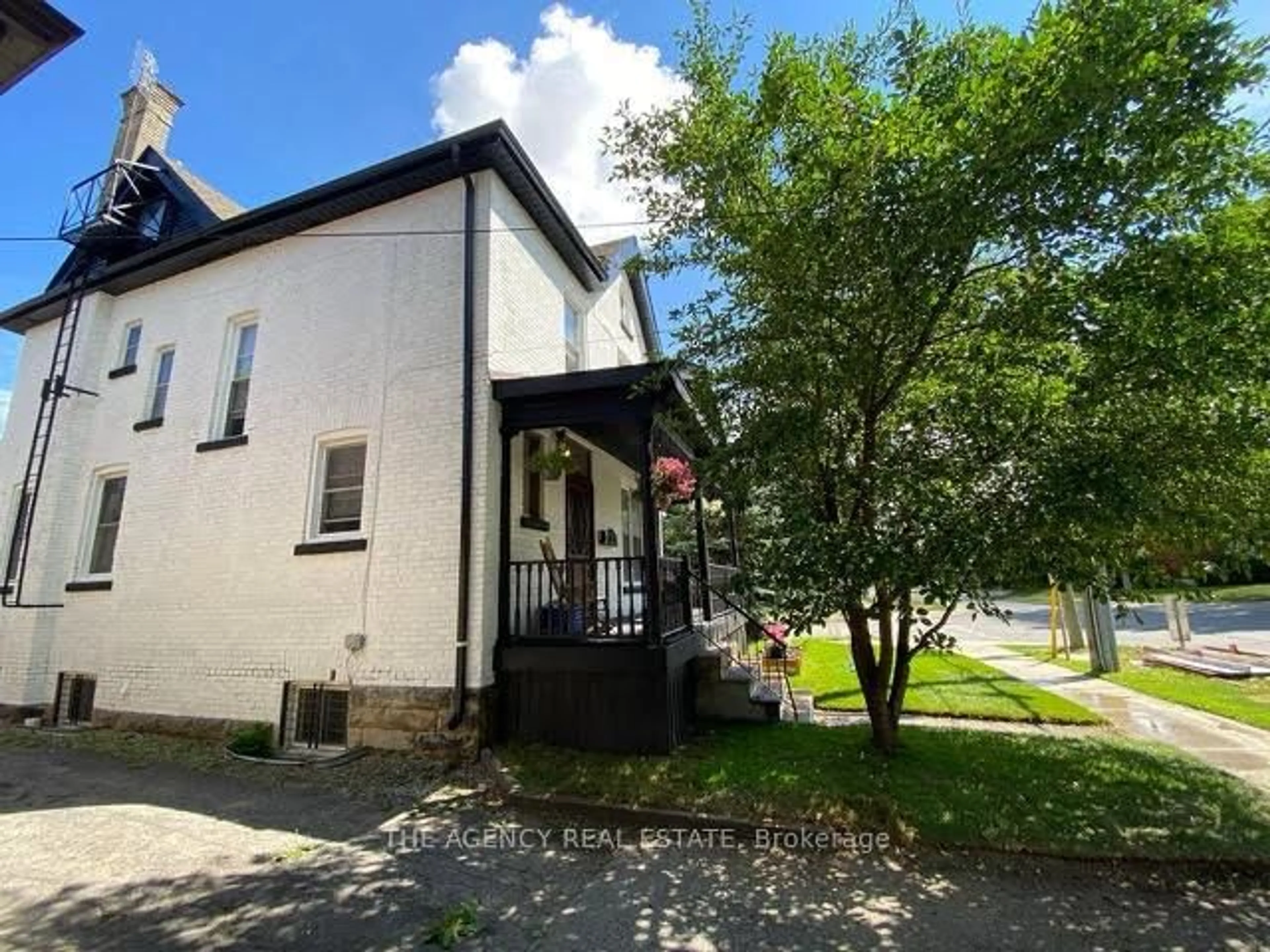 A pic from outside/outdoor area/front of a property/back of a property/a pic from drone, street for 870 Queens Ave, London East Ontario N5W 3H6