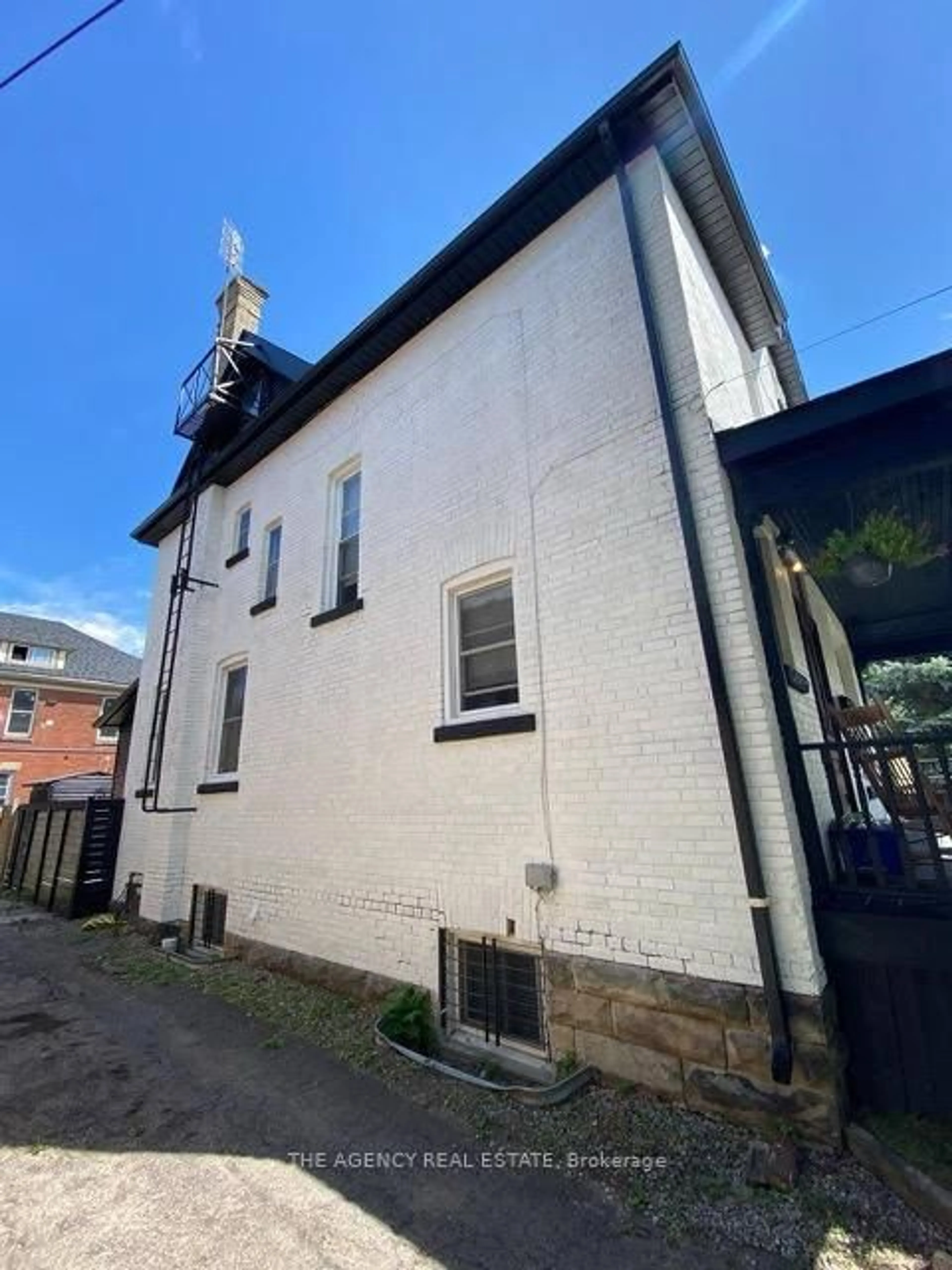 A pic from outside/outdoor area/front of a property/back of a property/a pic from drone, building for 870 Queens Ave, London East Ontario N5W 3H6