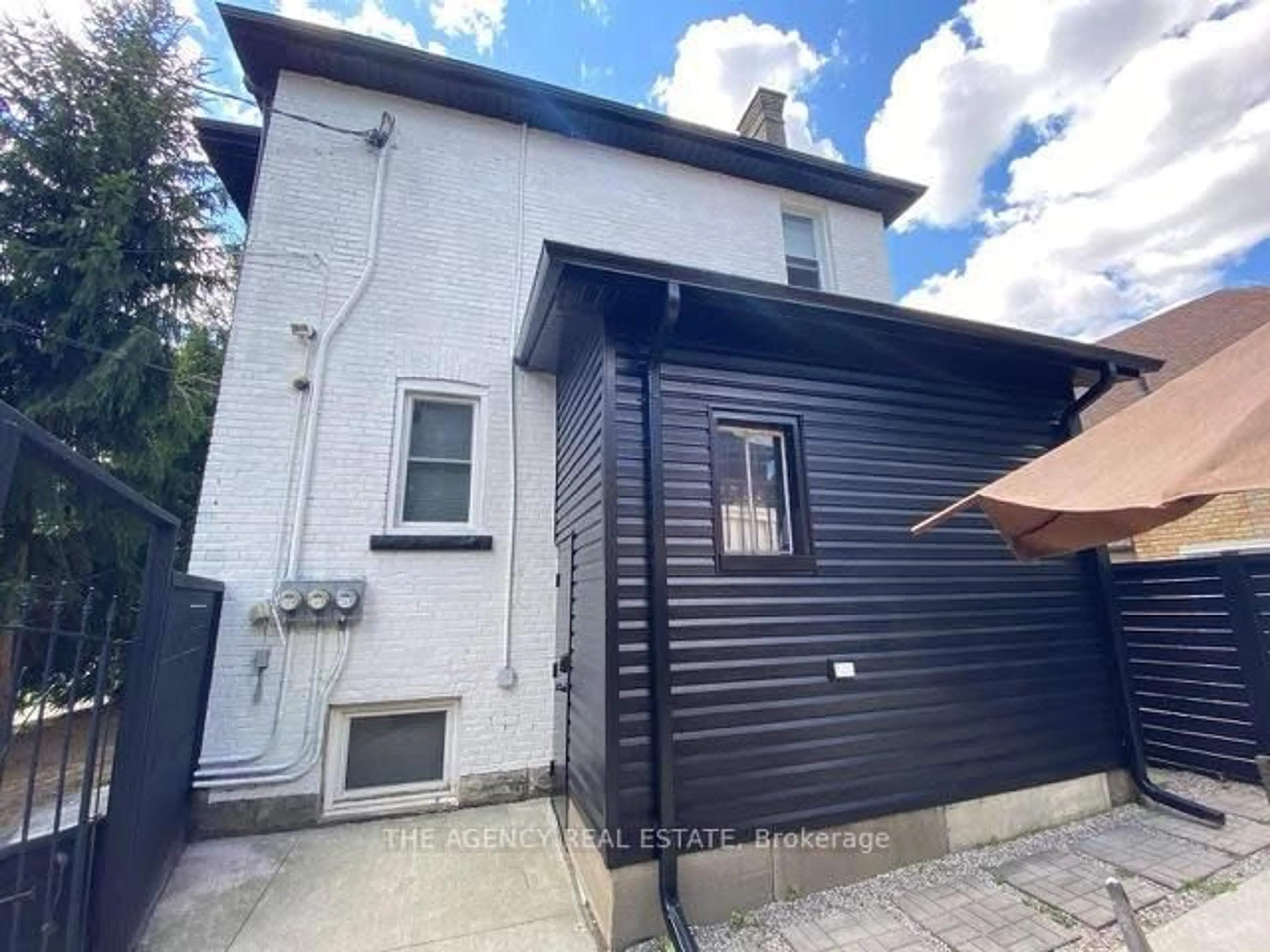 A pic from outside/outdoor area/front of a property/back of a property/a pic from drone, street for 870 Queens Ave, London East Ontario N5W 3H6