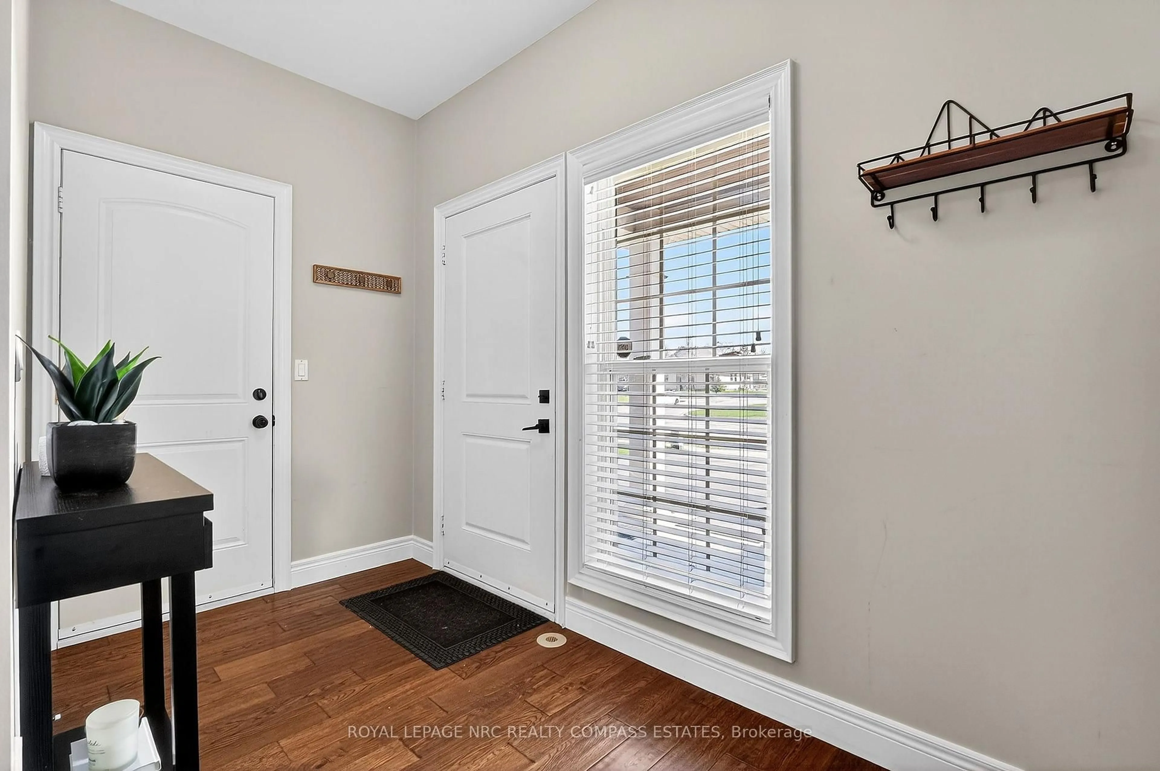 Indoor entryway for 17 Mulberry Lane, Niagara-on-the-Lake Ontario L0S 1J0