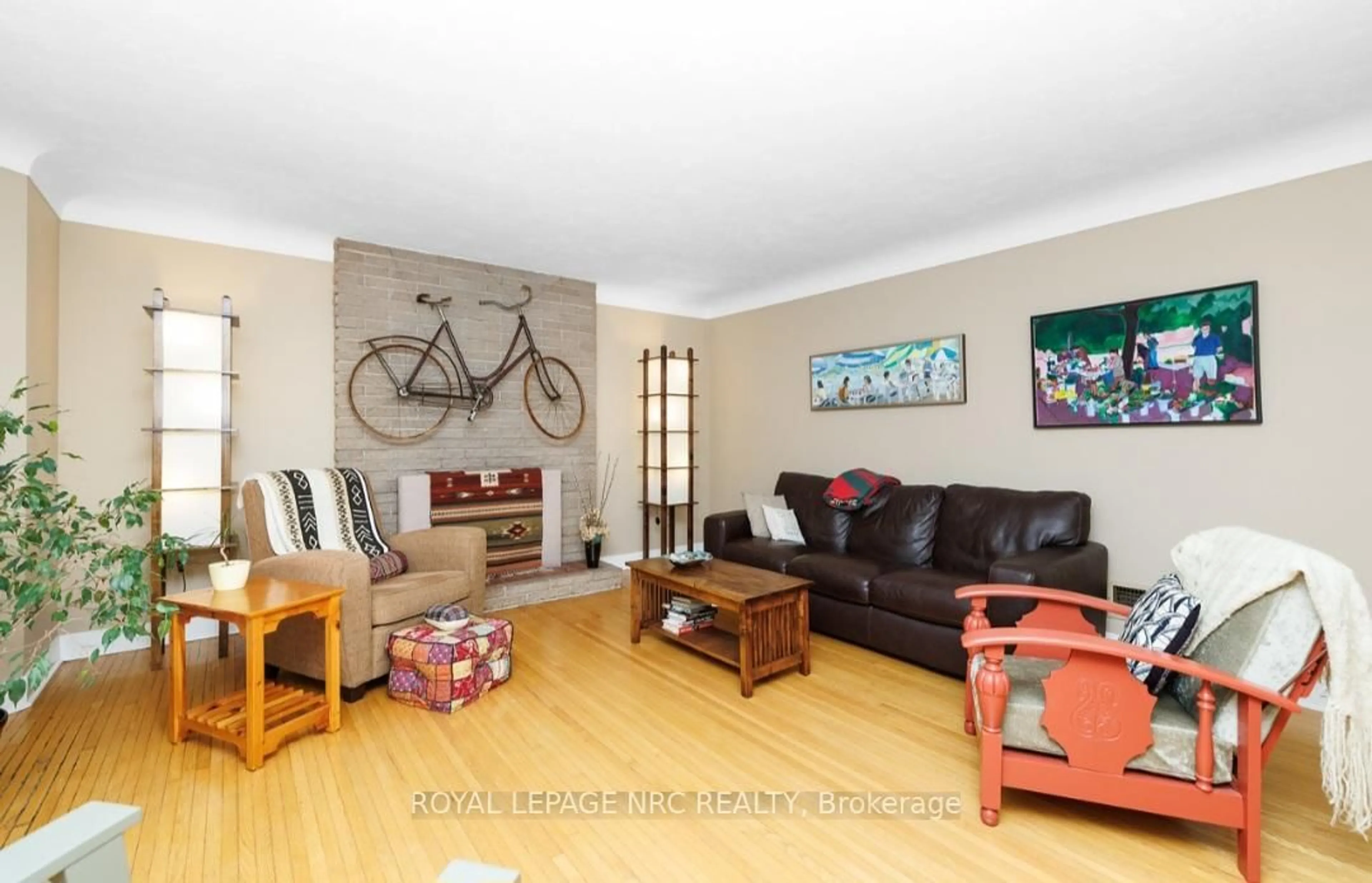 Living room with furniture, wood/laminate floor for 1 Peachtree Park, Pelham Ontario L0S 1E0