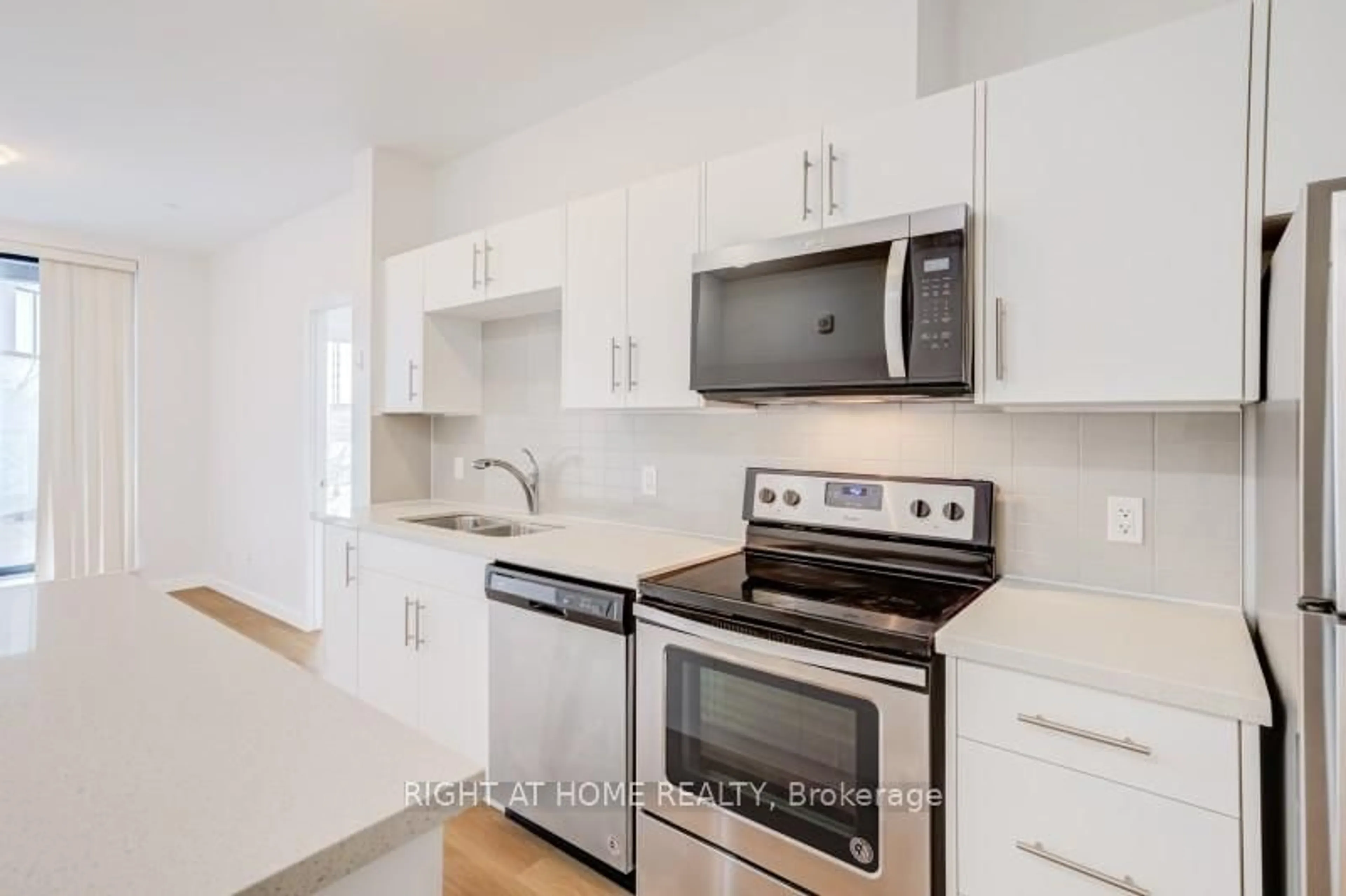 Standard kitchen, unknown for 690 King St, Kitchener Ontario N2H 5L8