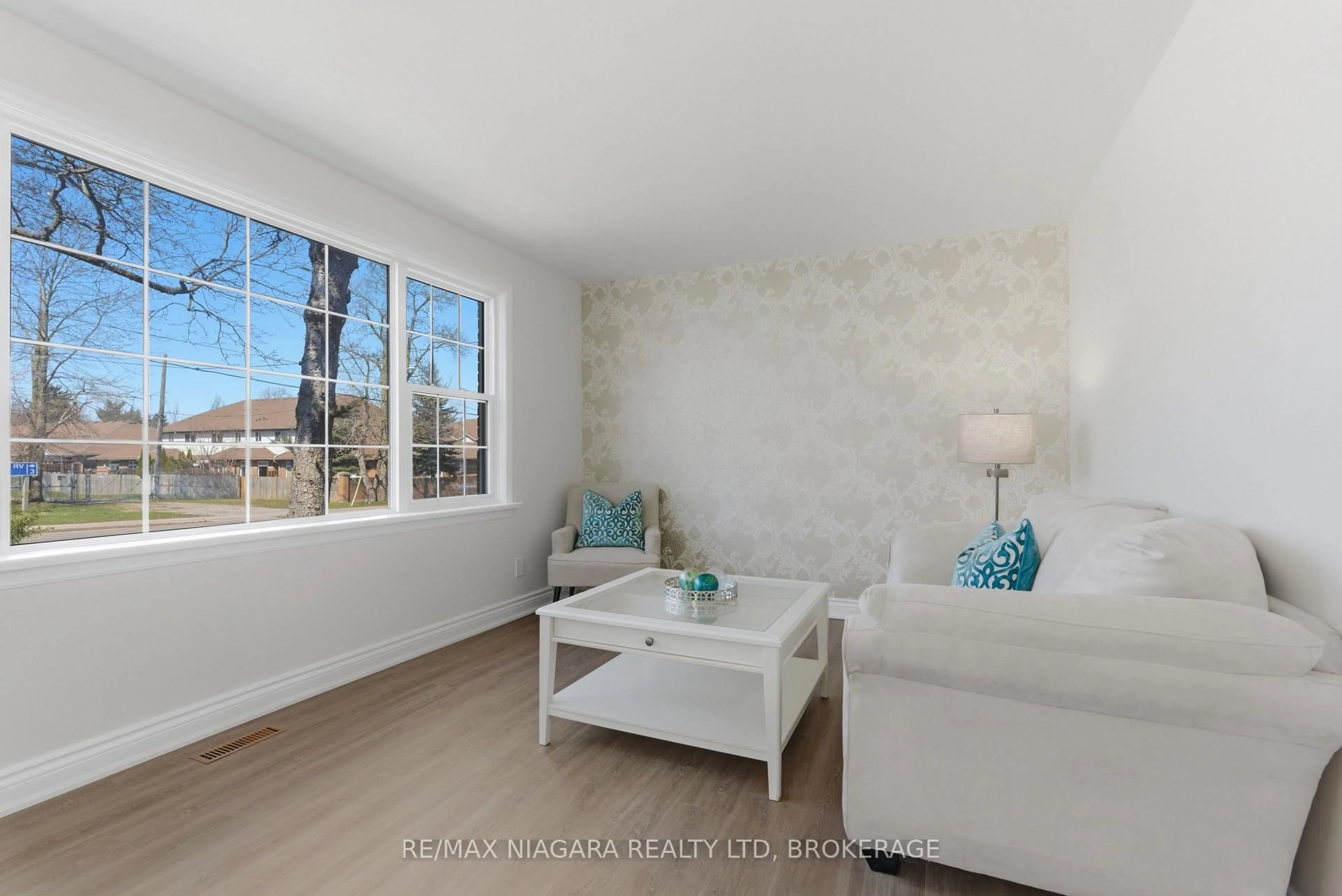 Living room with furniture, unknown for 5654 Drummond Rd, Niagara Falls Ontario L2G 4L4