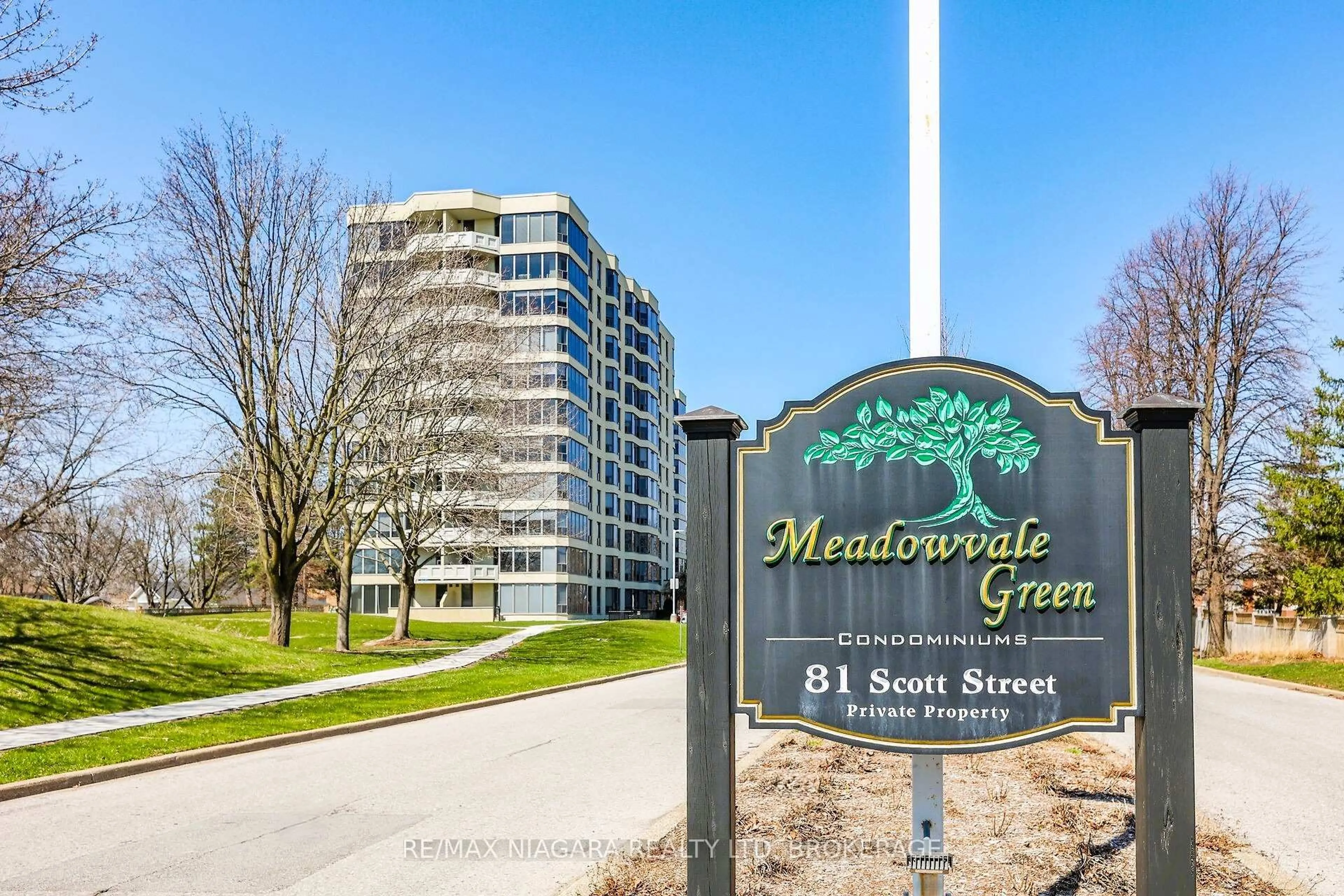 Indoor foyer for 81 SCOTT St #501, St. Catharines Ontario L2N 7L5