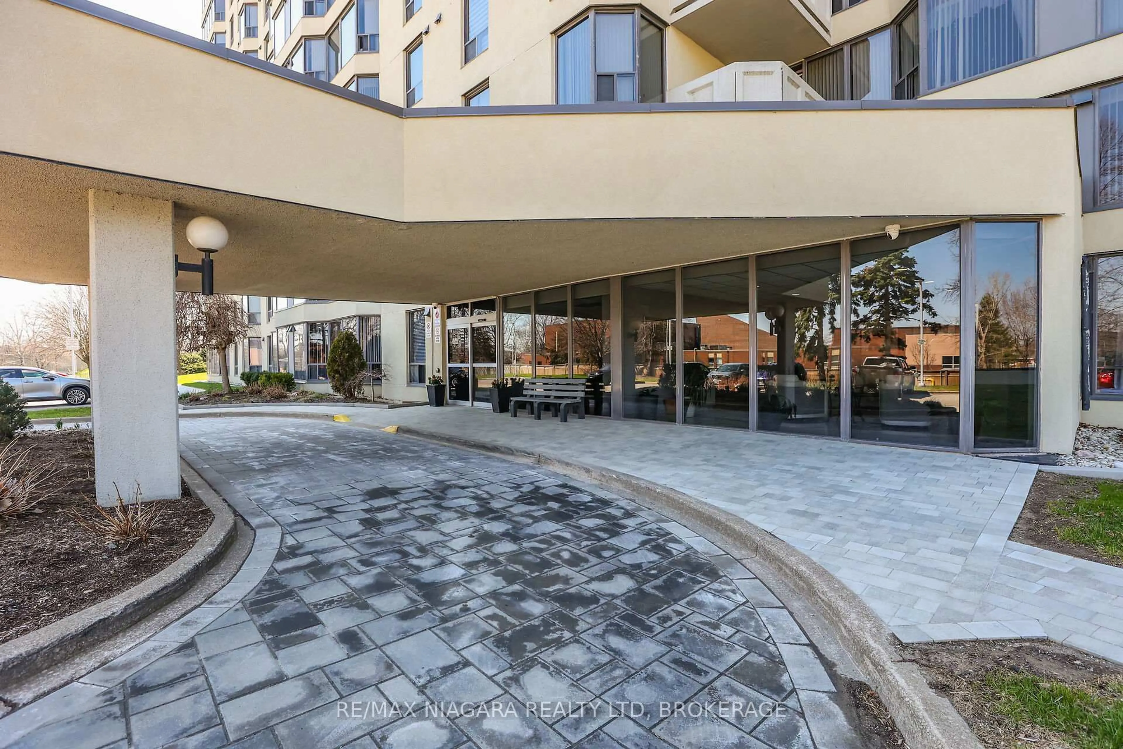 Indoor foyer for 81 SCOTT St #501, St. Catharines Ontario L2N 7L5