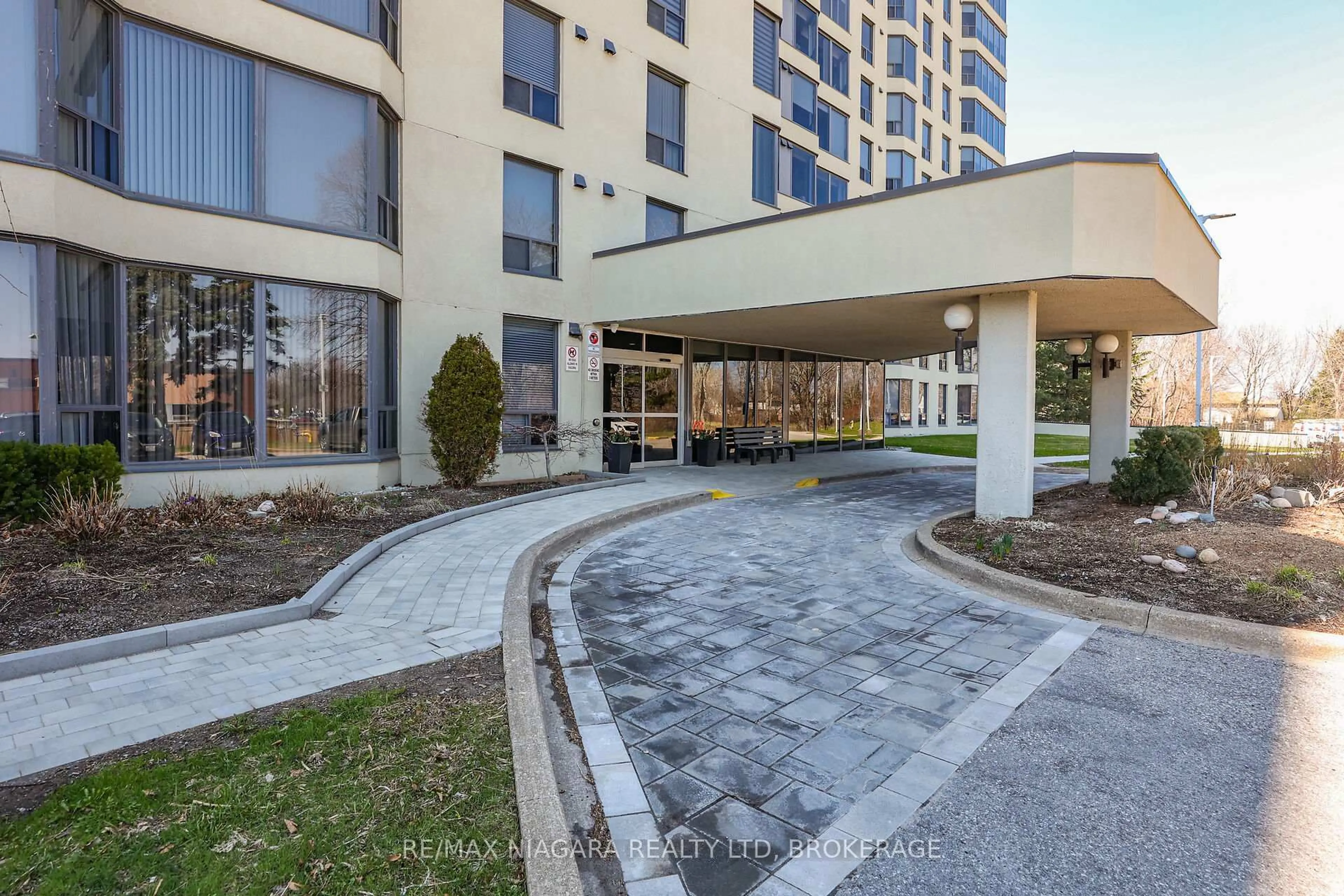 Indoor foyer for 81 SCOTT St #501, St. Catharines Ontario L2N 7L5