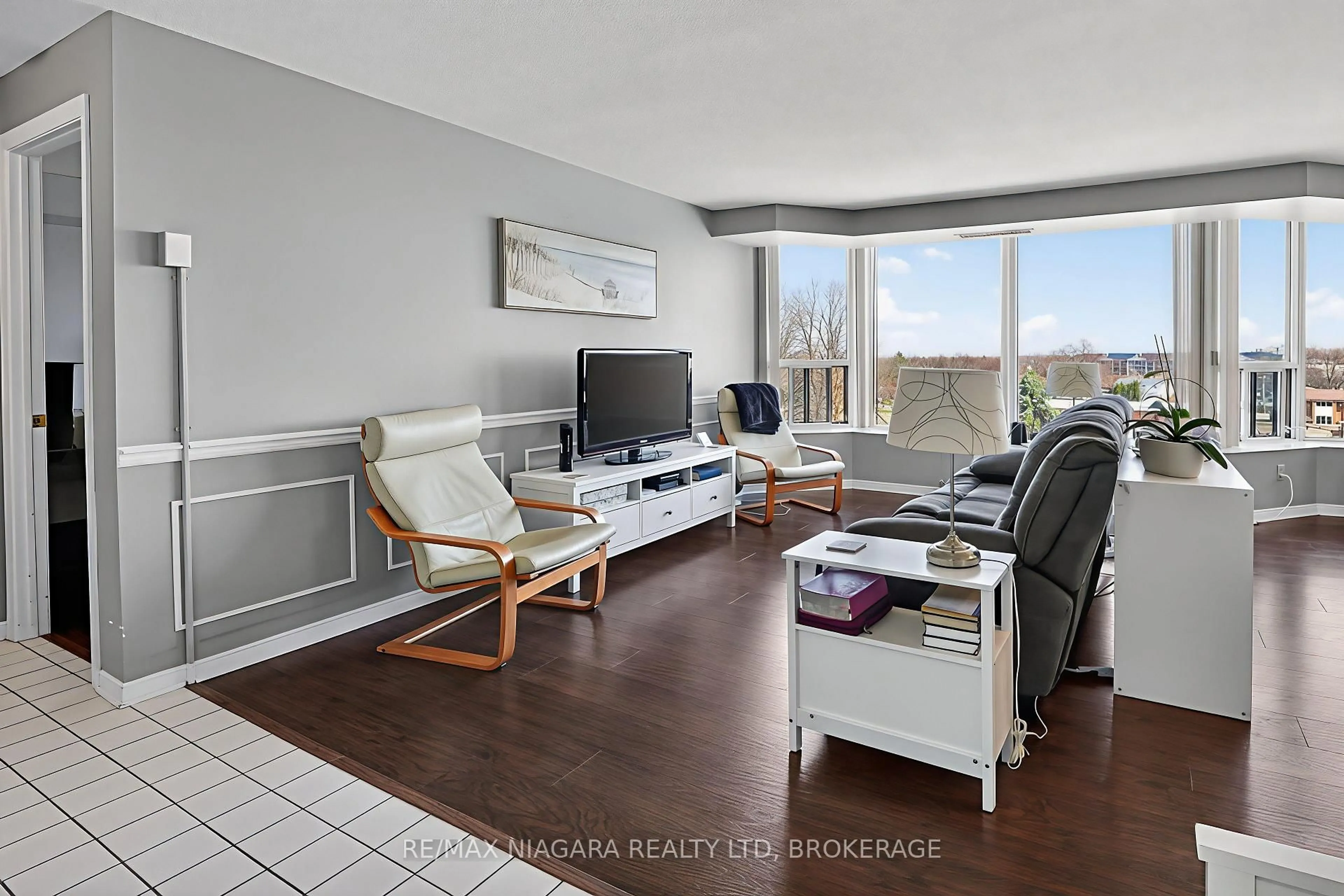 Living room with furniture, wood/laminate floor for 81 SCOTT St #501, St. Catharines Ontario L2N 7L5