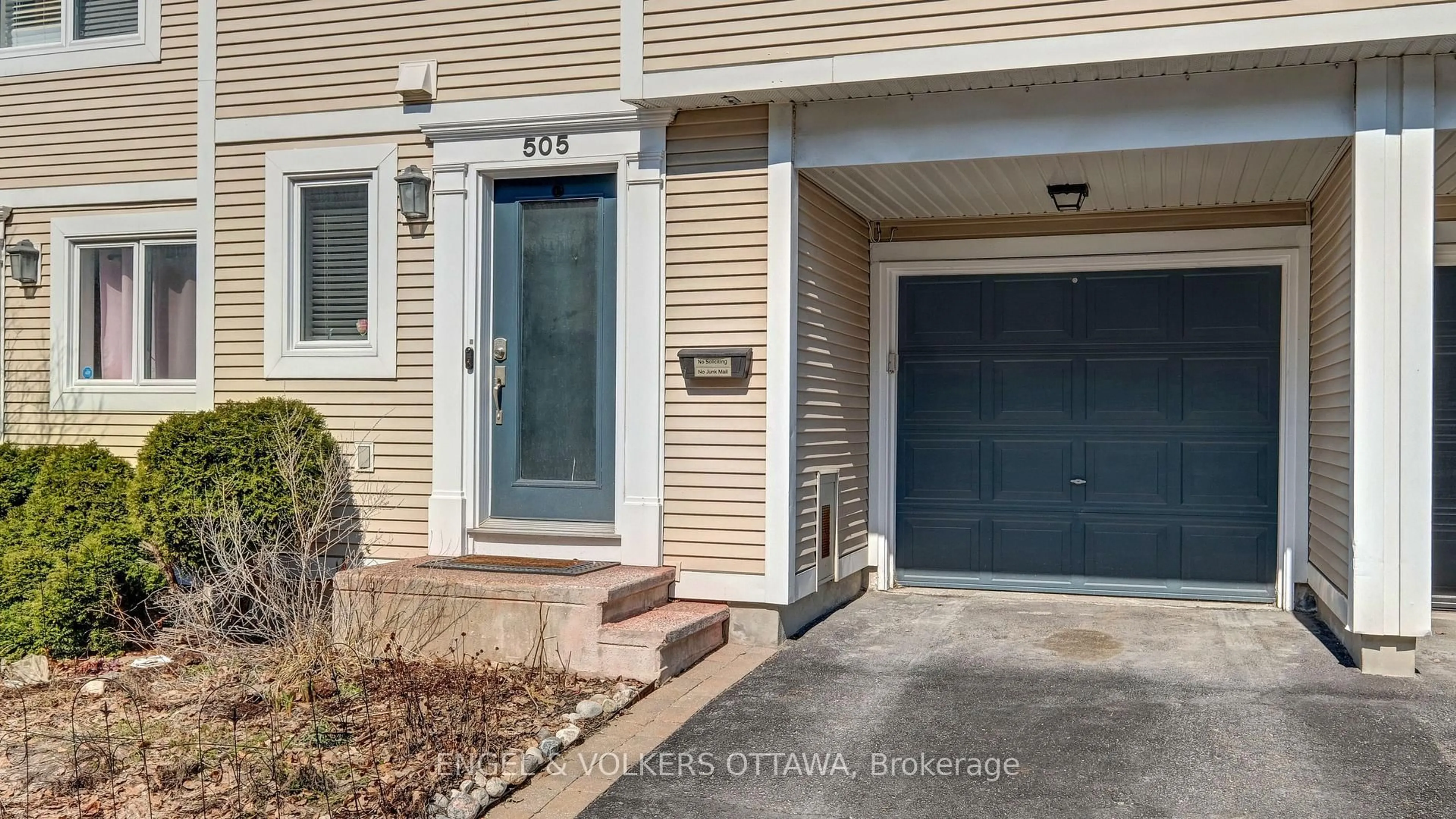 Indoor entryway for 505 Burleigh Private, Ottawa Ontario K1J 1J9