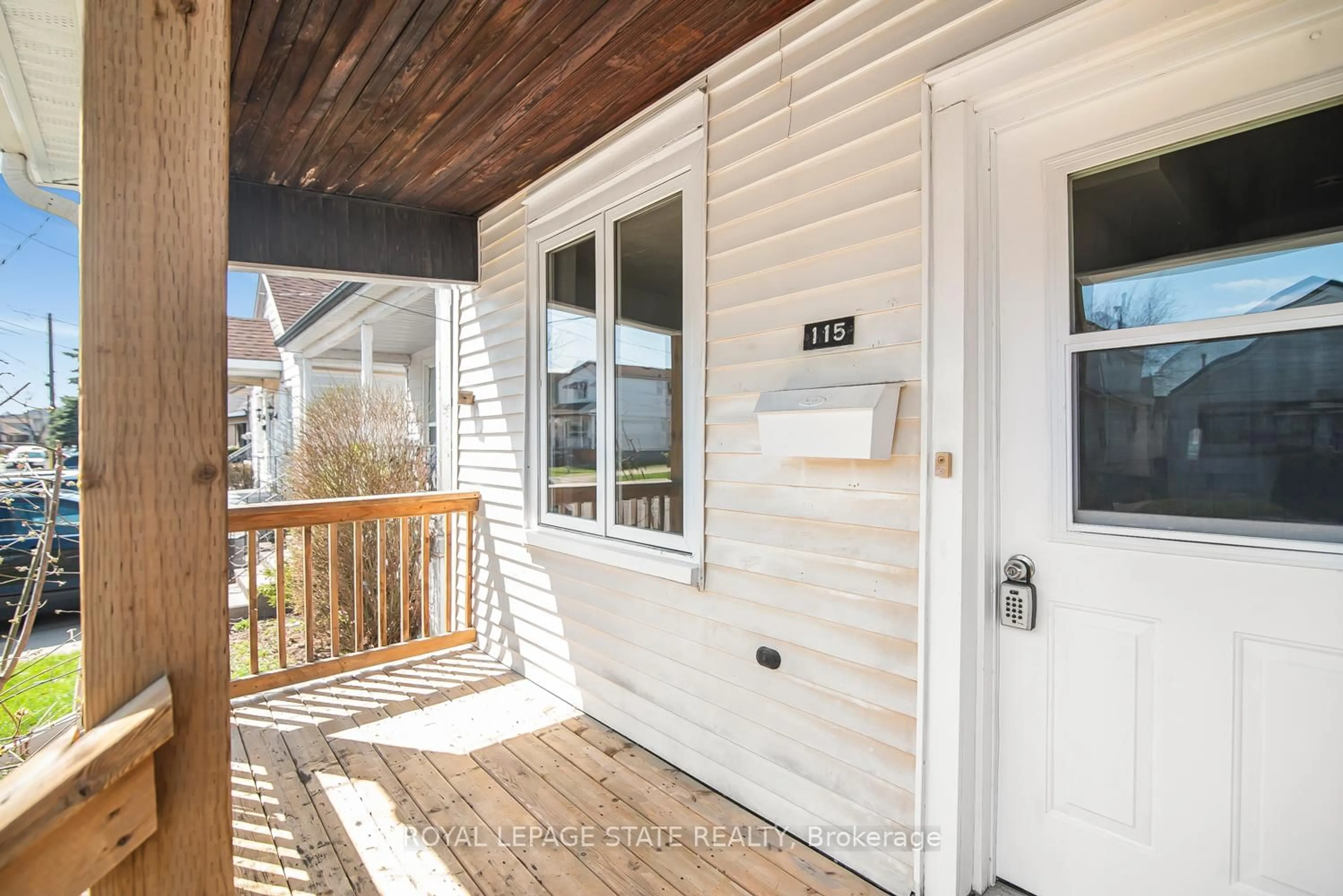 Indoor entryway for 115 Robins Ave, Hamilton Ontario L8H 4N5