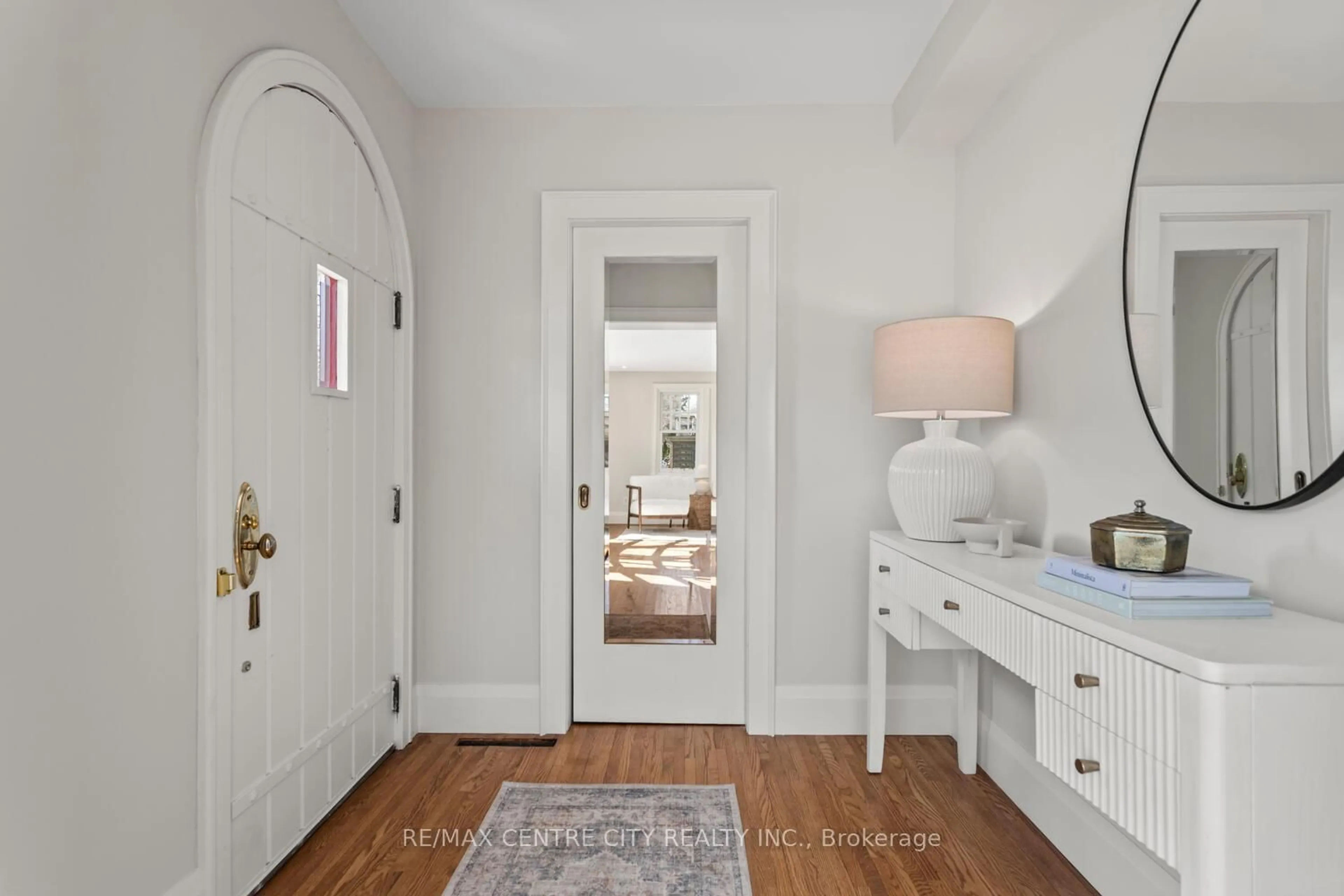 Indoor entryway for 396 Victoria St, London East Ontario N5Y 4A9