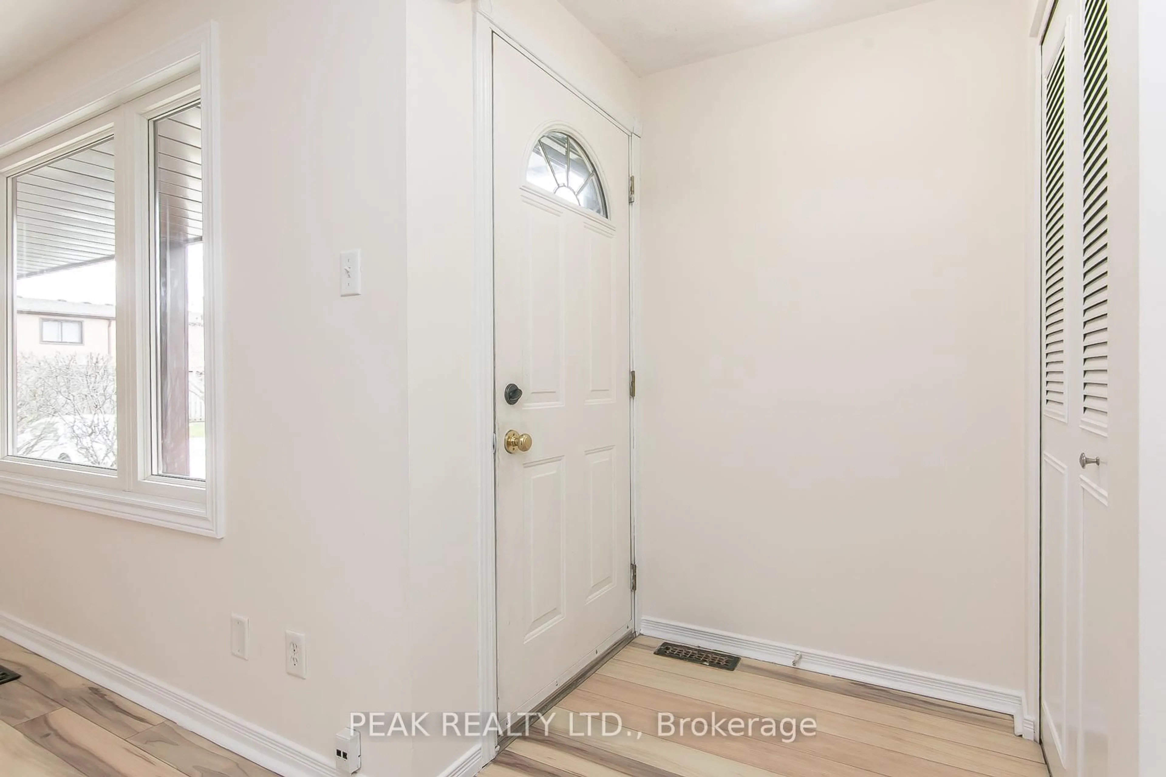 Indoor entryway for 279 Sandowne Dr #7, Waterloo Ontario N2K 2C1