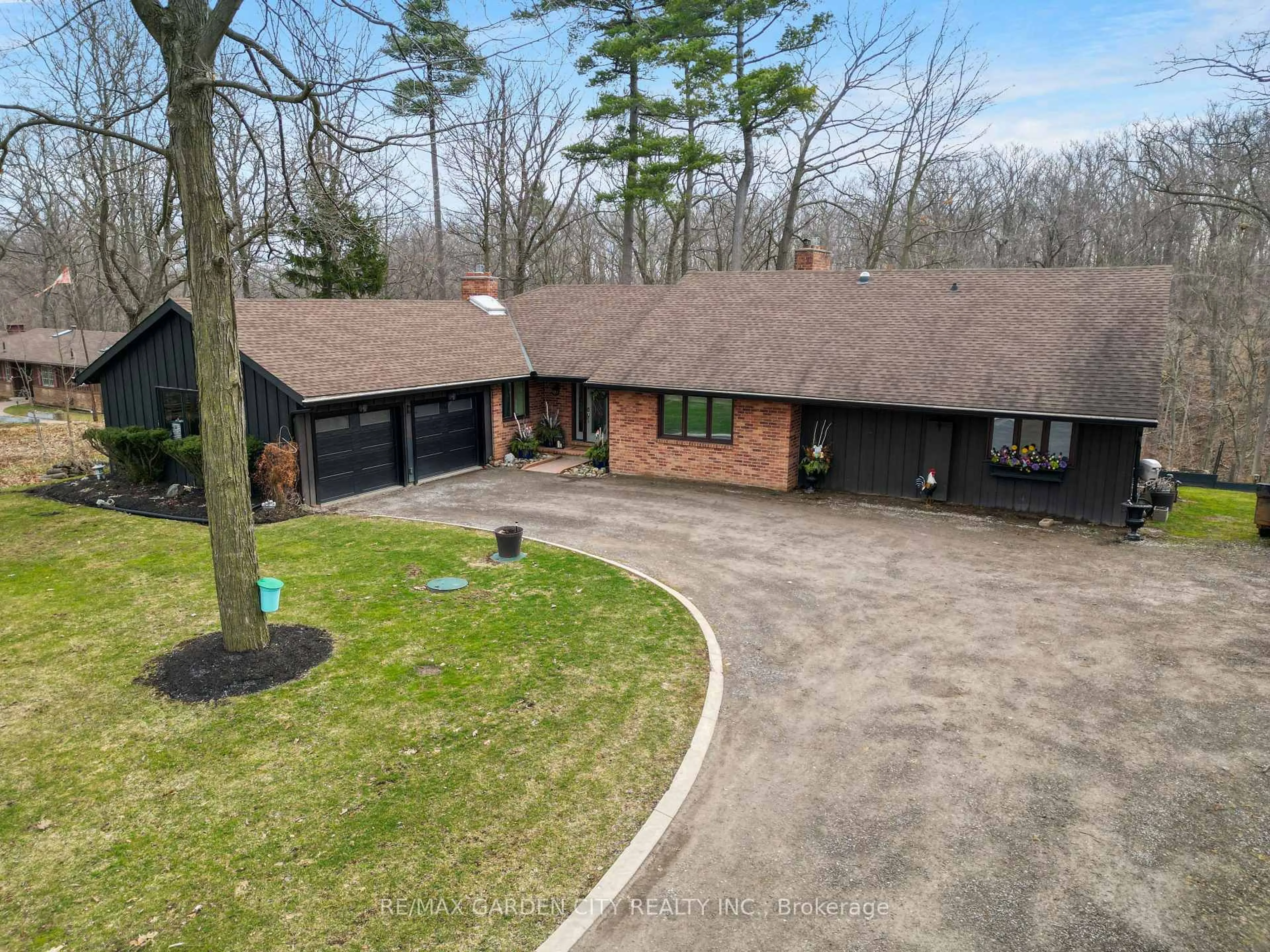 A pic from outside/outdoor area/front of a property/back of a property/a pic from drone, unknown for 51 Park Rd, Grimsby Ontario L3M 4E7