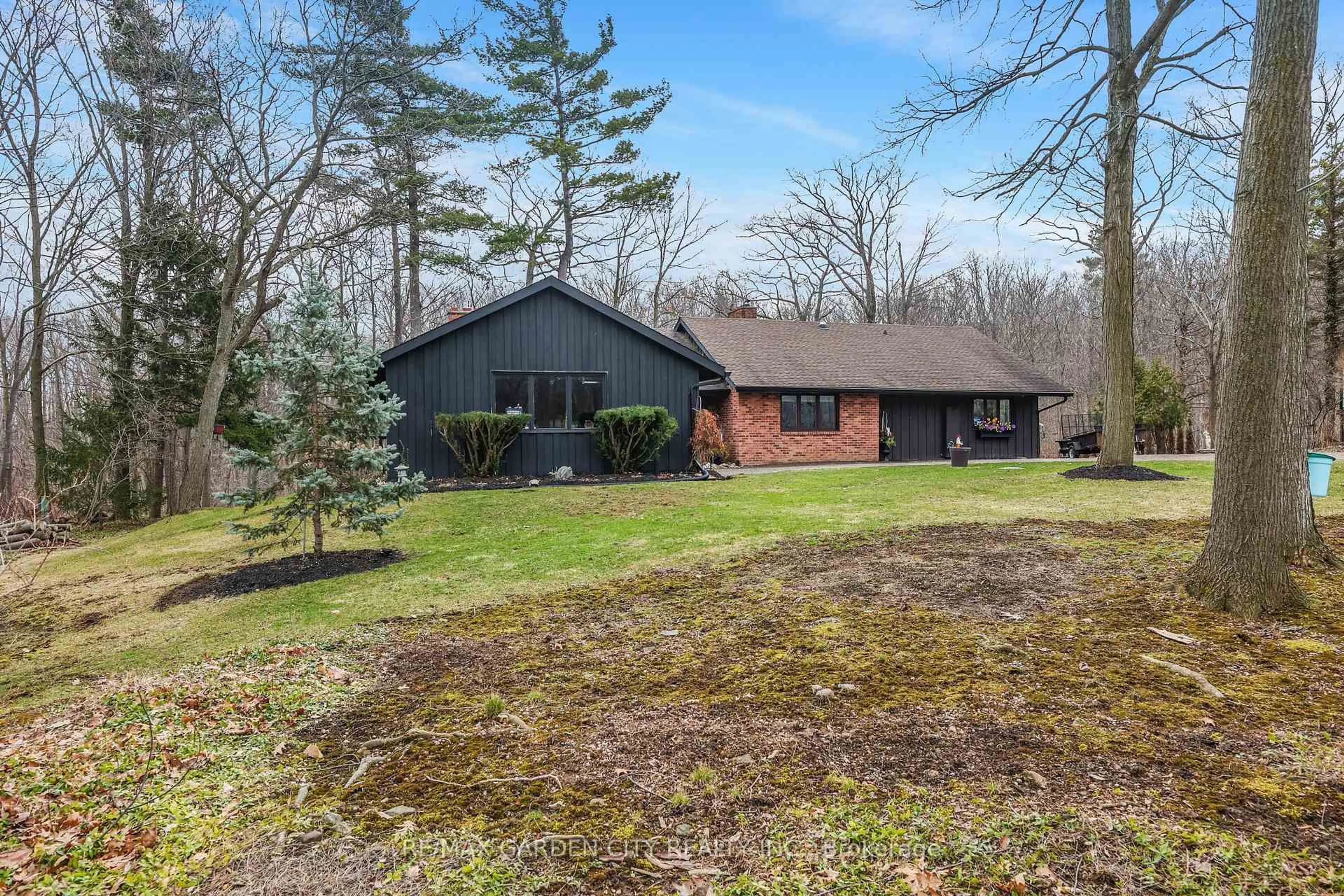 A pic from outside/outdoor area/front of a property/back of a property/a pic from drone, unknown for 51 Park Rd, Grimsby Ontario L3M 4E7