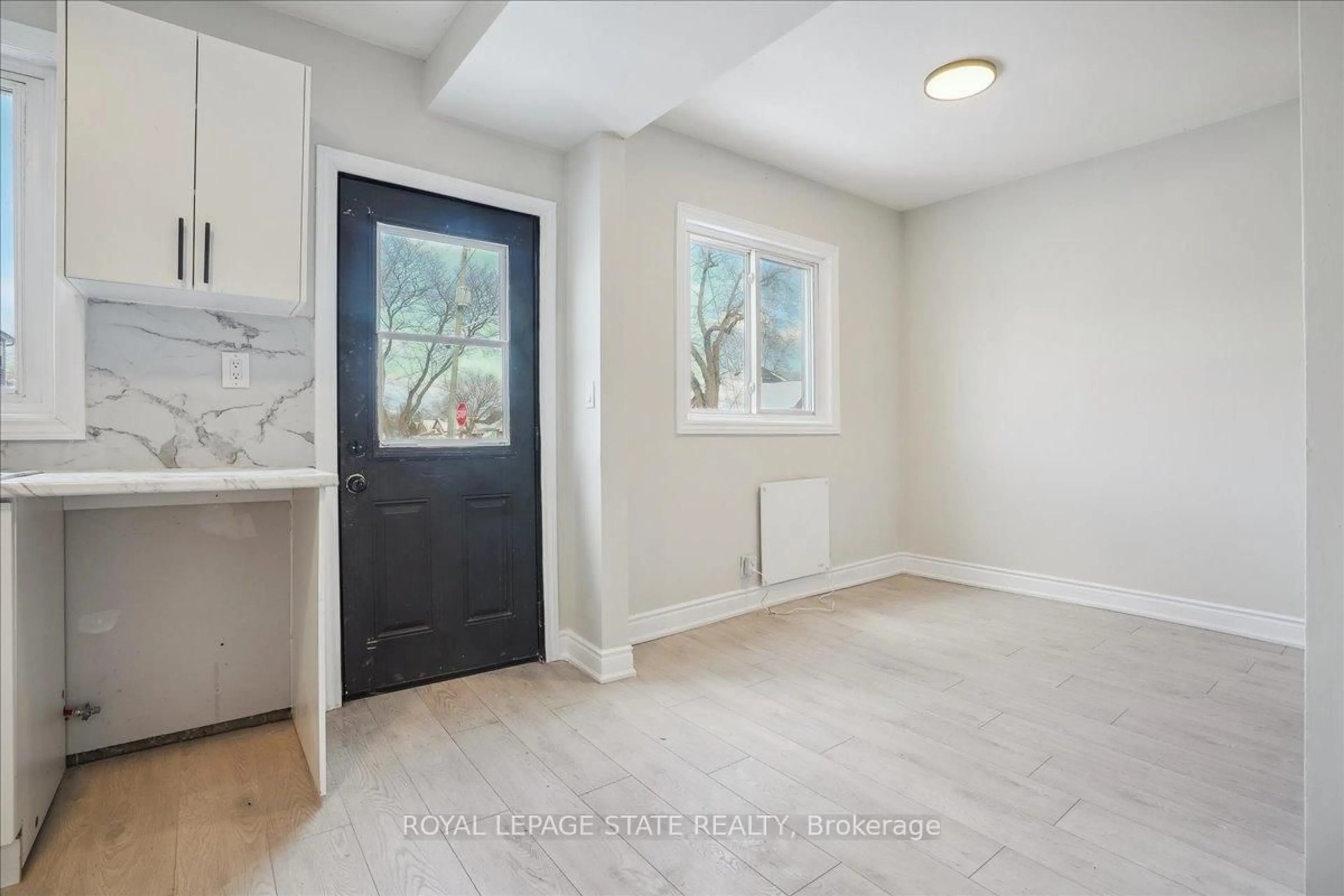 Indoor entryway for 510 Britannia Ave, Hamilton Ontario L8H 1Z6