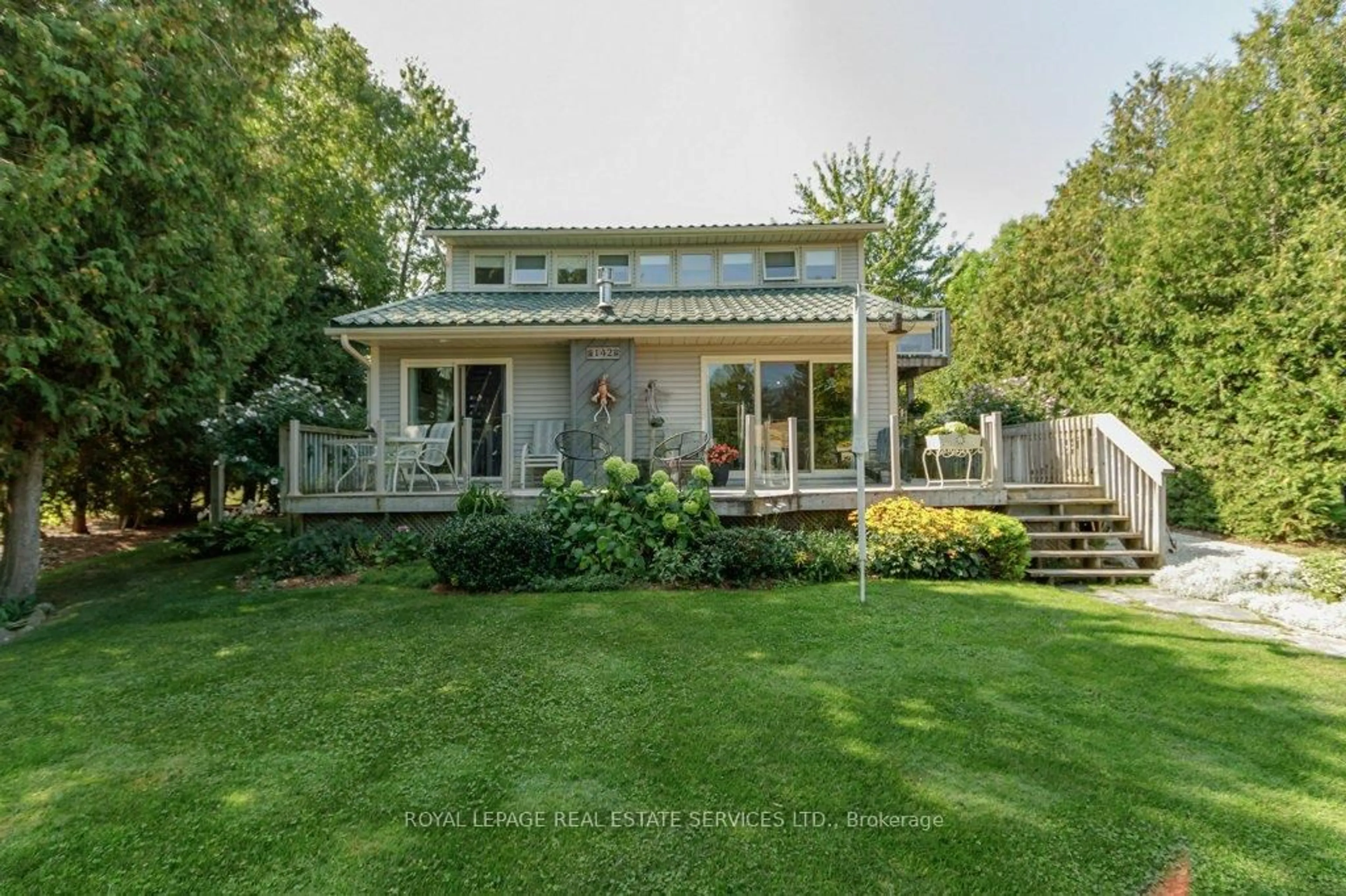 A pic from outside/outdoor area/front of a property/back of a property/a pic from drone, unknown for 142 Lakeshore Rd, Meaford Ontario N4L 0A7