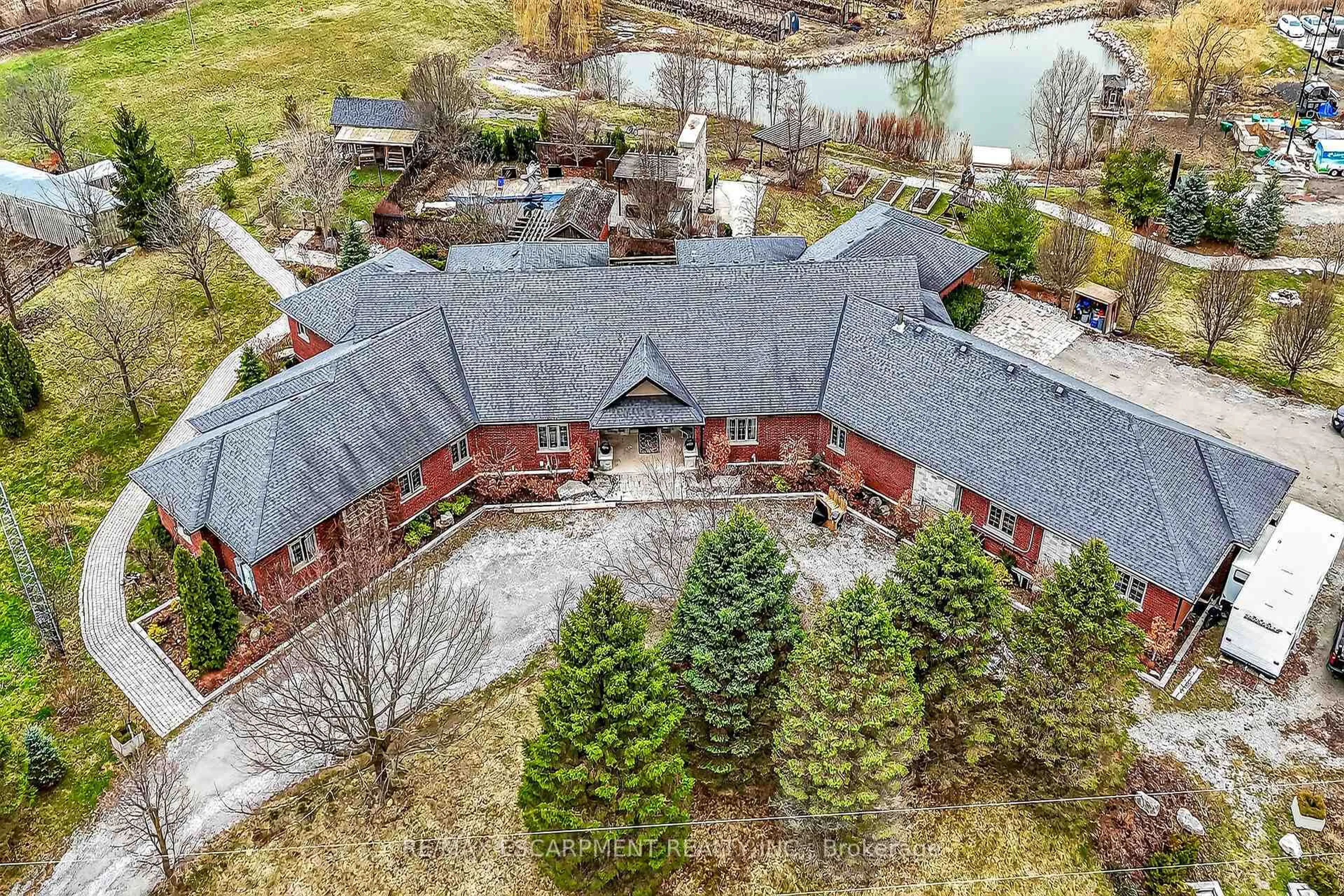 A pic from outside/outdoor area/front of a property/back of a property/a pic from drone, building for 393 Old Onondaga Rd, Brant Ontario N3T 5L4