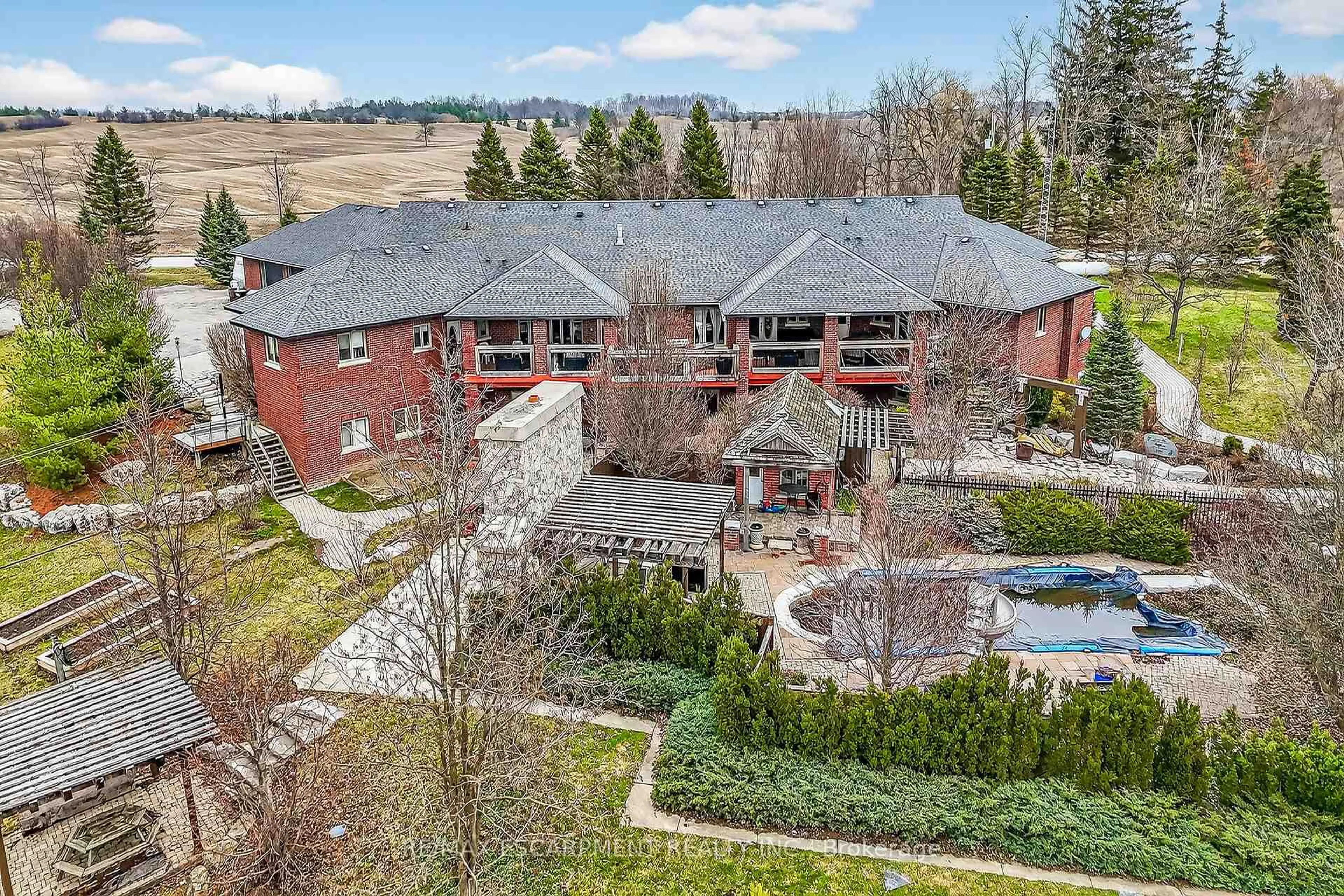 A pic from outside/outdoor area/front of a property/back of a property/a pic from drone, mountain view for 393 Old Onondaga Rd, Brant Ontario N3T 5L4