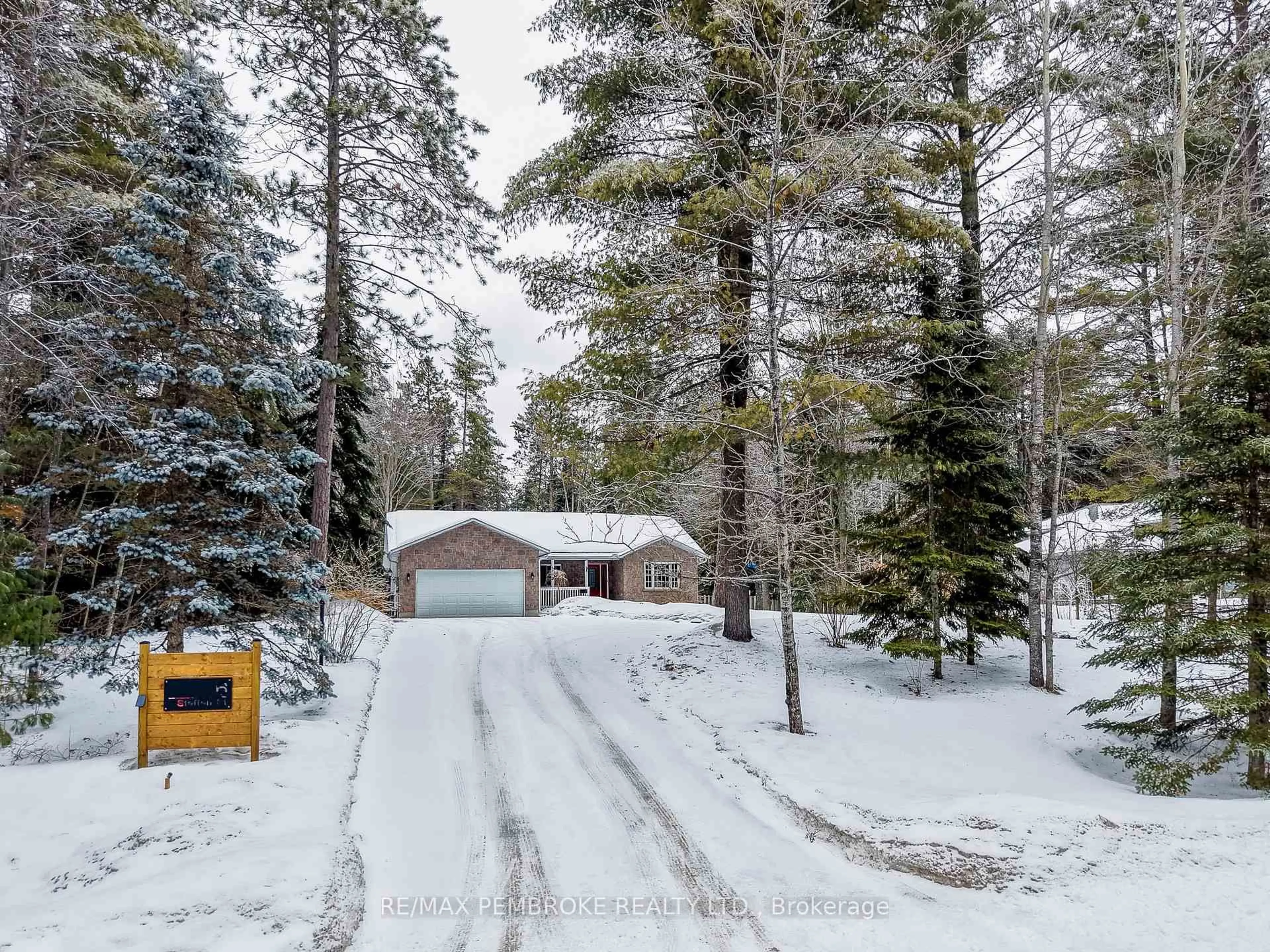 A pic from outside/outdoor area/front of a property/back of a property/a pic from drone, street for 6 Steffen St, Petawawa Ontario K8H 3L8