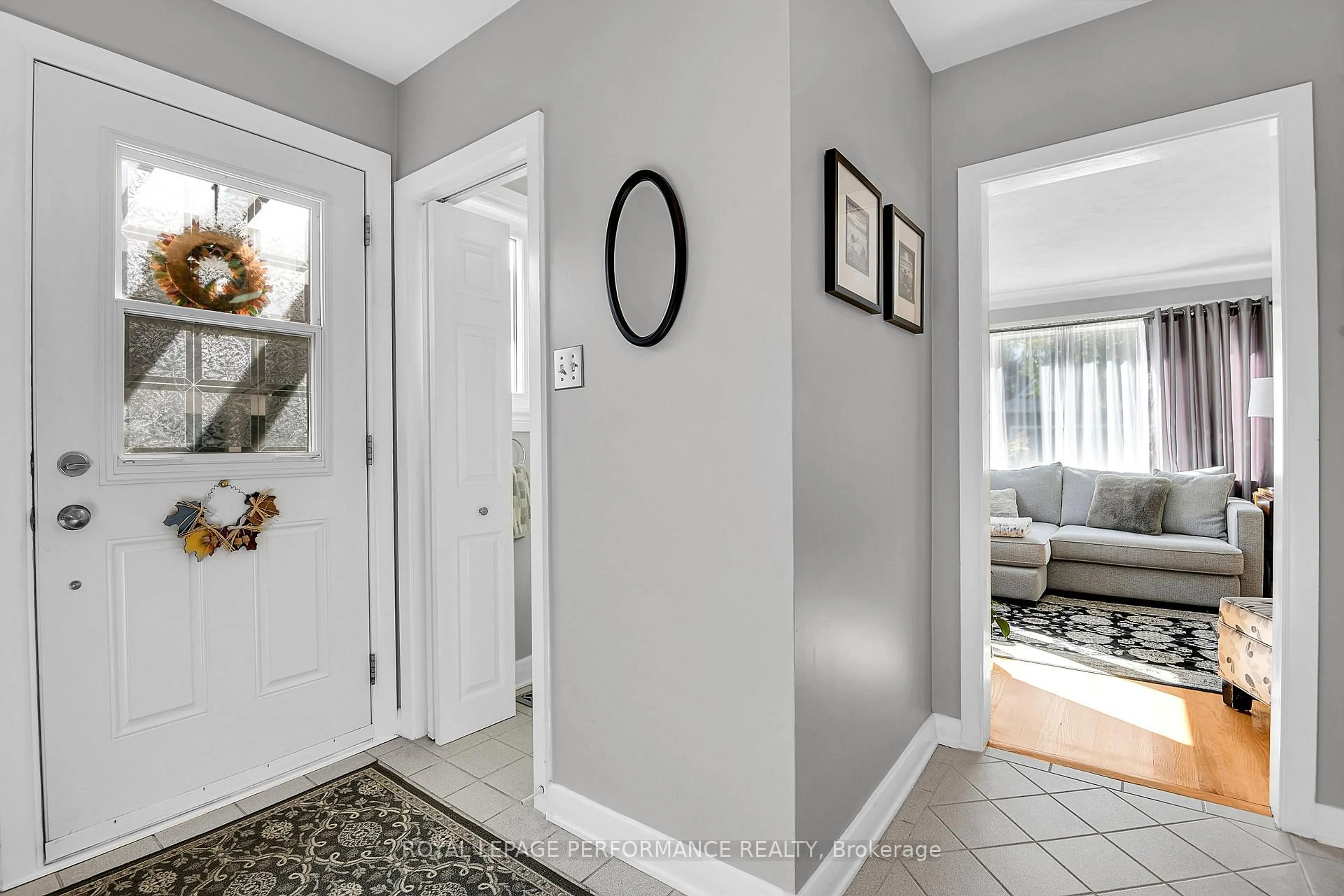 Indoor entryway for 2239 Webster Ave, Ottawa Ontario K1H 7H1